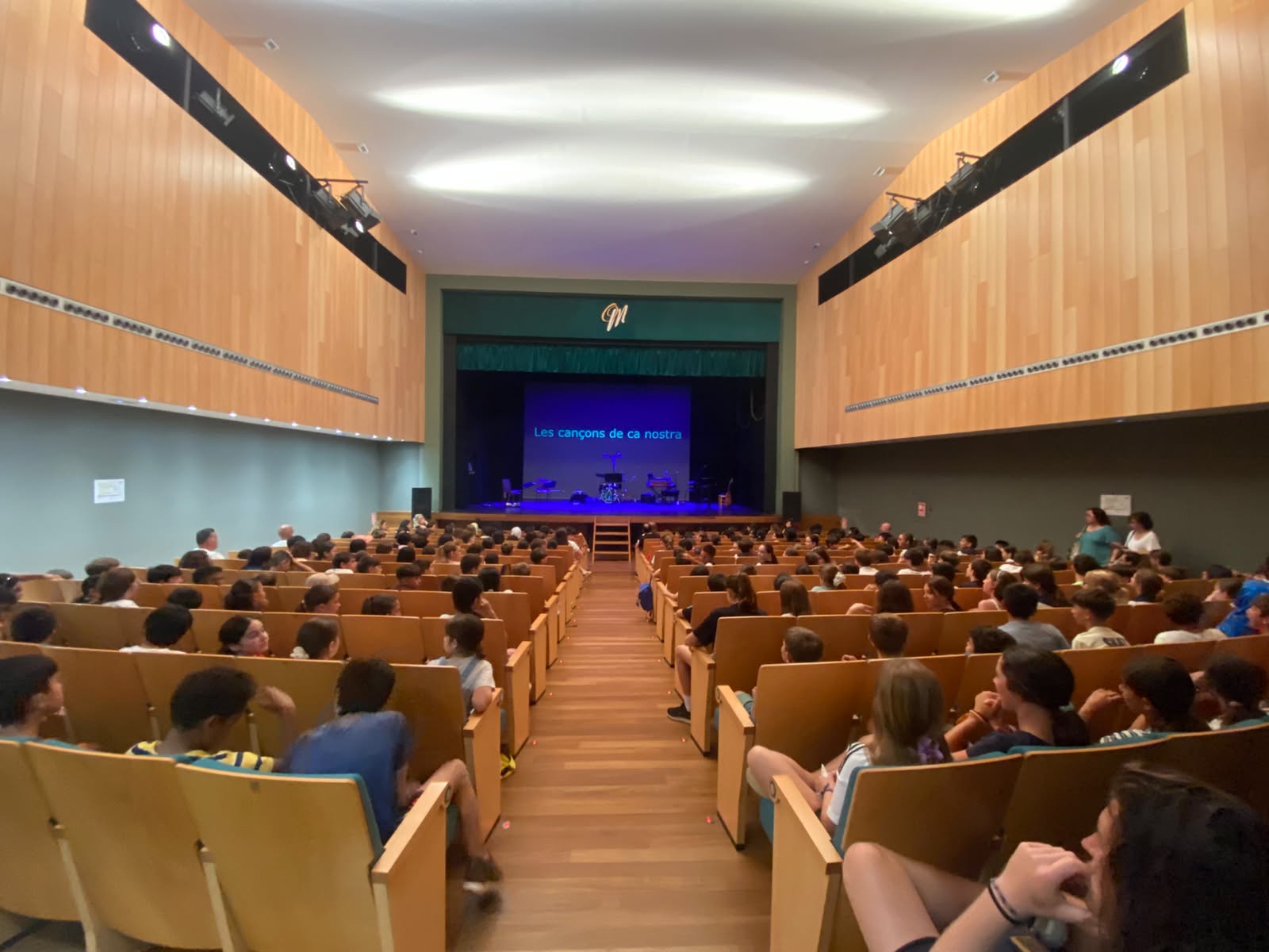 Cris Juanico tanca els concerts didàctics del programa «Viu la Cultura» a Menorca el curs 2025-2026 amb l’assistència de 500 alumnes