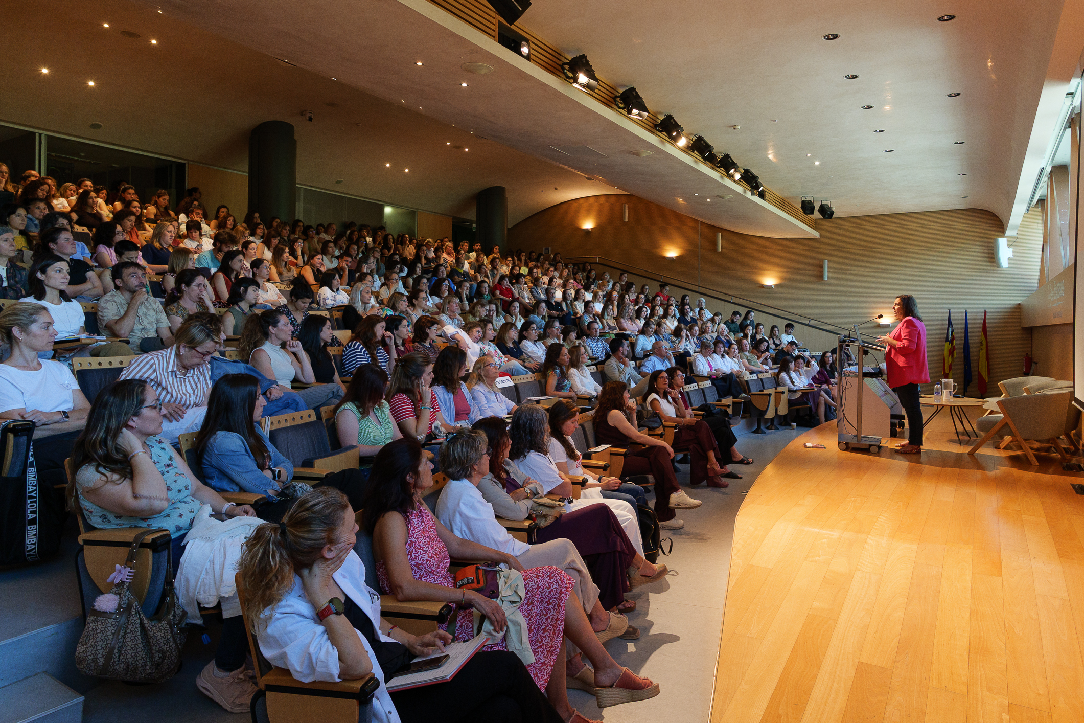 La consellera García parla davant l'auditori de la sala d’actes de l’Hospital Universitari Son Espases.