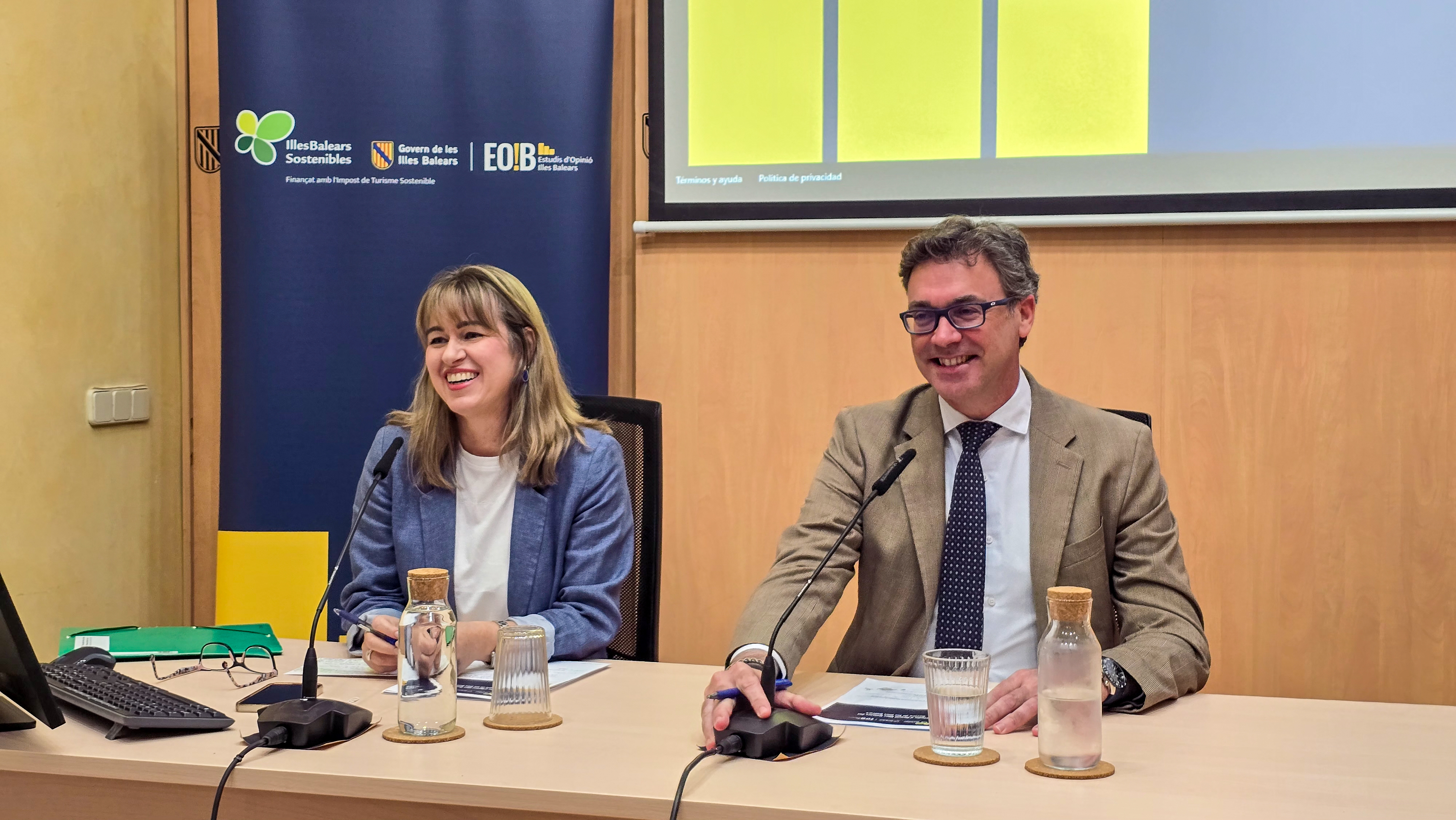 La directora general d’Economia i Estadística, Catalina Barceló, i el vicepresident Antoni Costa.