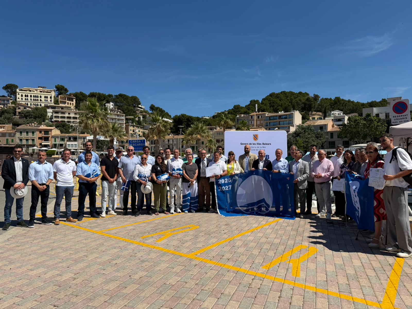 Fotografia de grup dels assistents a l’acte oficial de lliurament de les Banderes Blaves 2026 al Port de Sóller.