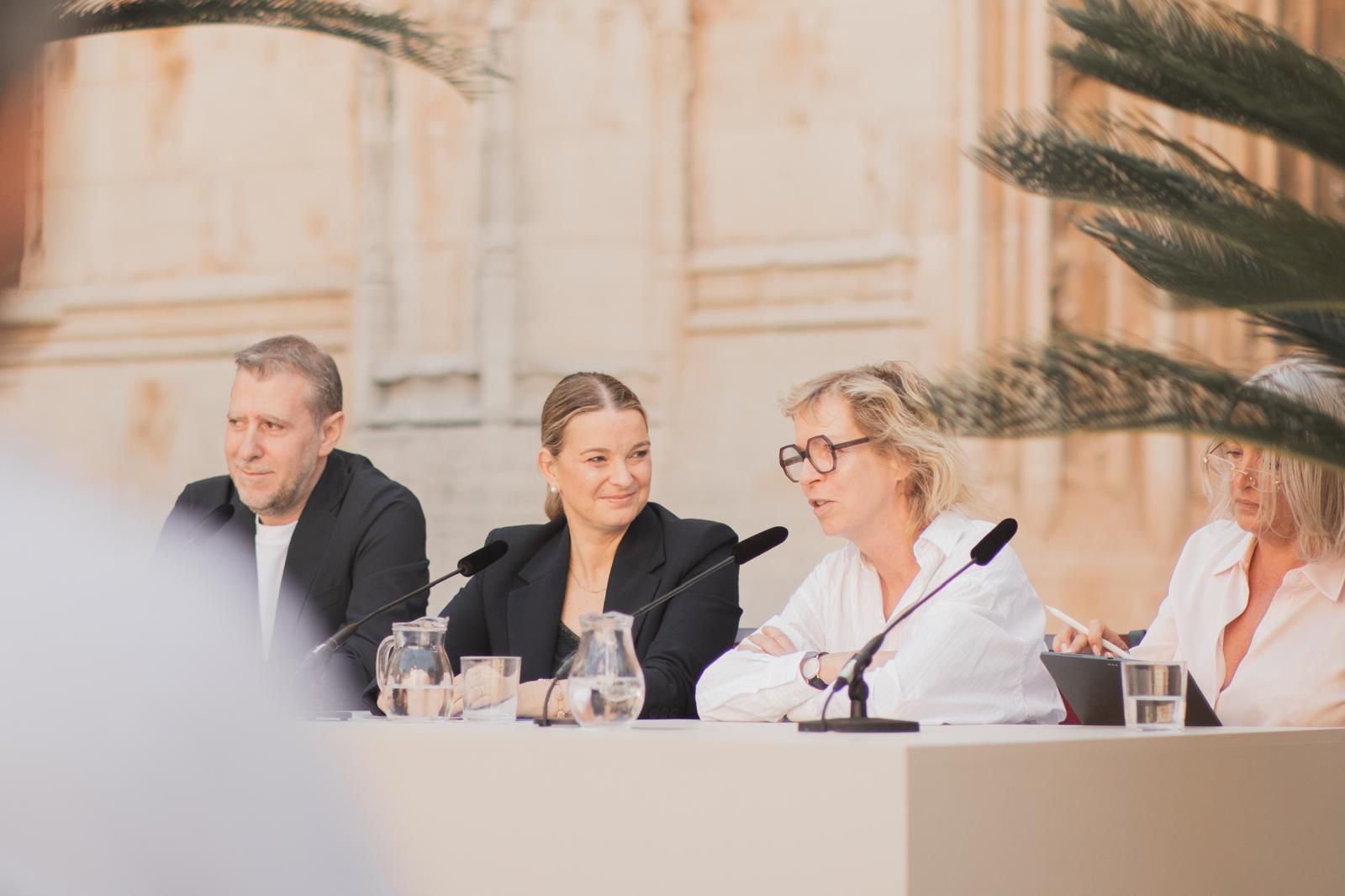 D'esquerra a dreta: el director d’Es Baluard, David Barro; la presidenta del Govern, Margalida Prohens, i l'artista Katharina Grosse.