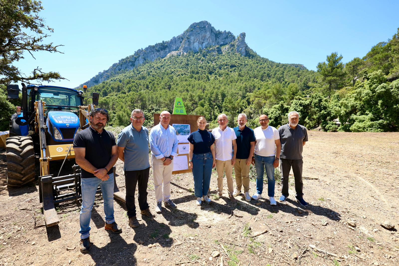 Fotografia de grup de les autoritats a la finca pública des Guix.