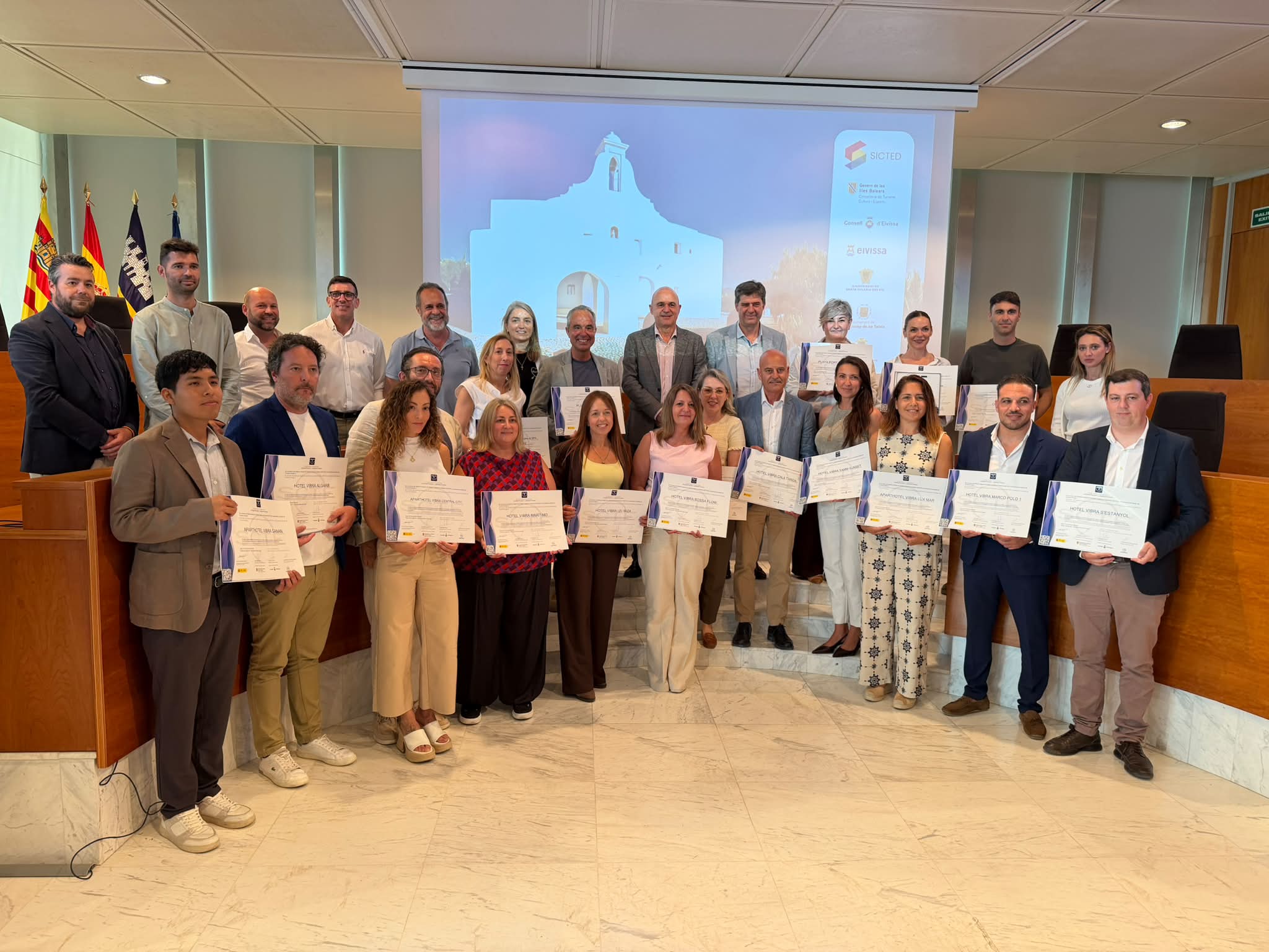Fotografia de grup durant el lliurament dels distintius de qualitat SICTED a empreses i serveis eivissencs.