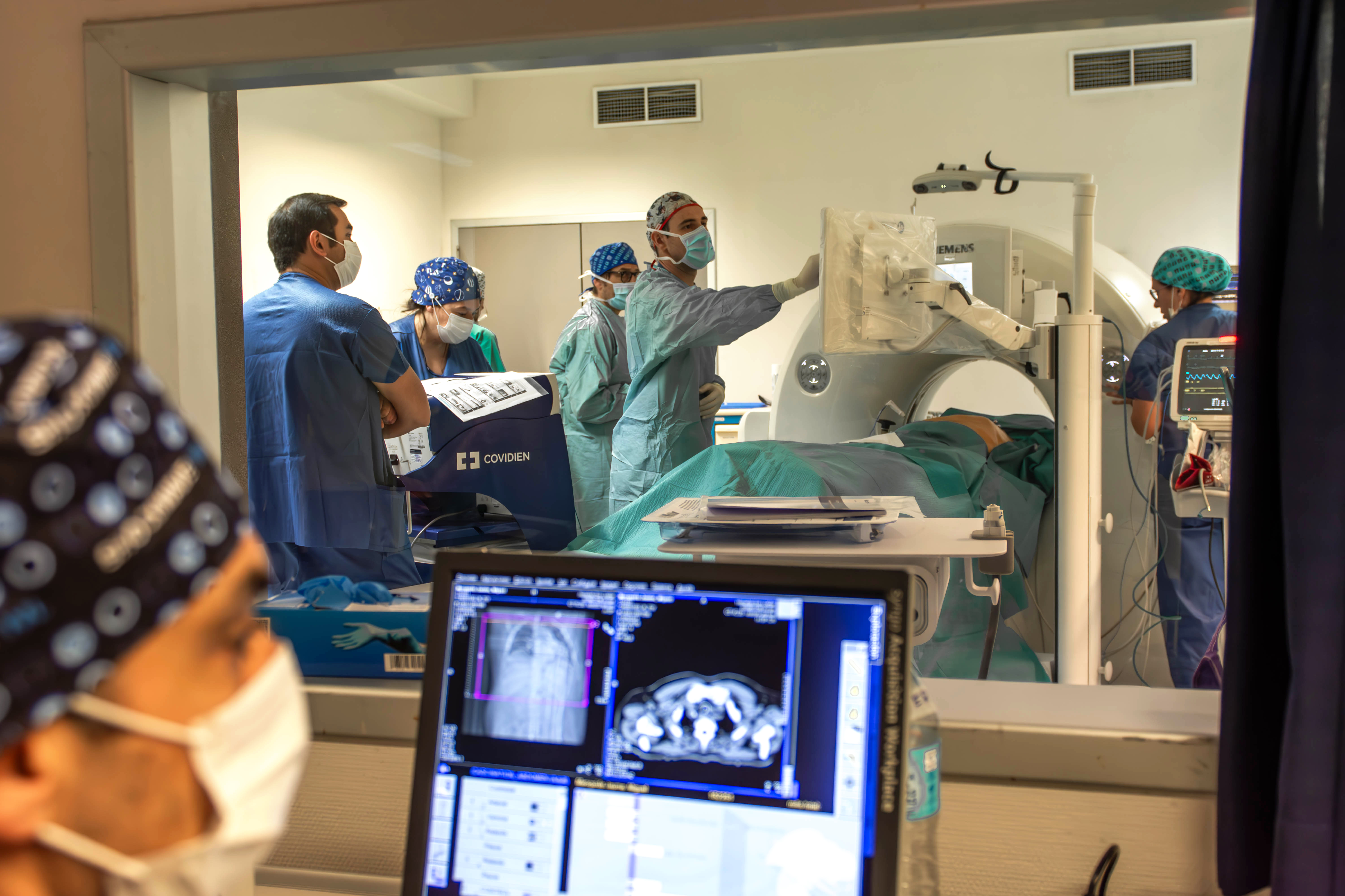 Un equip de professionals sanitaris realitza un TAC