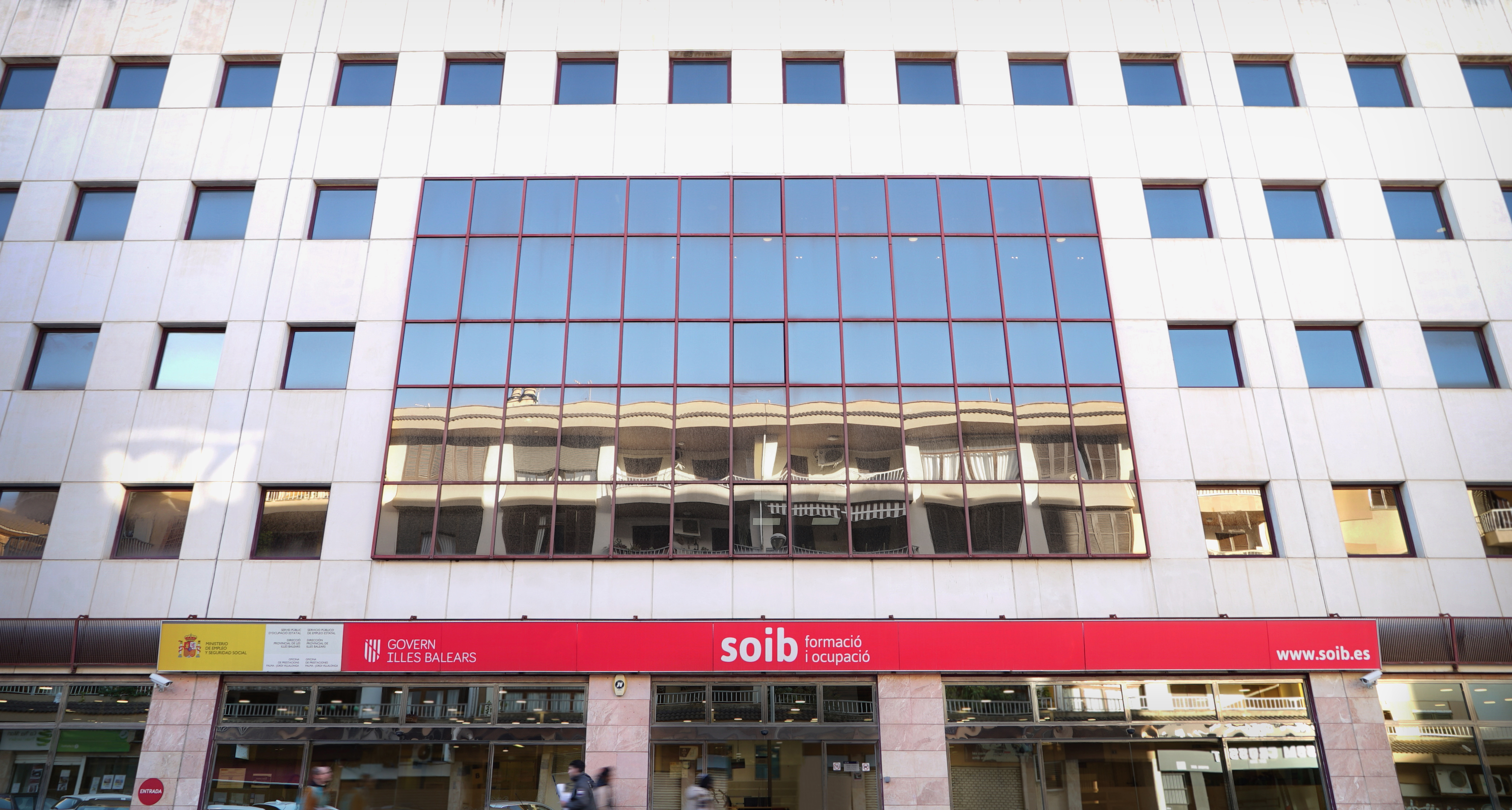 Façana d'un edifici del SOIB. 