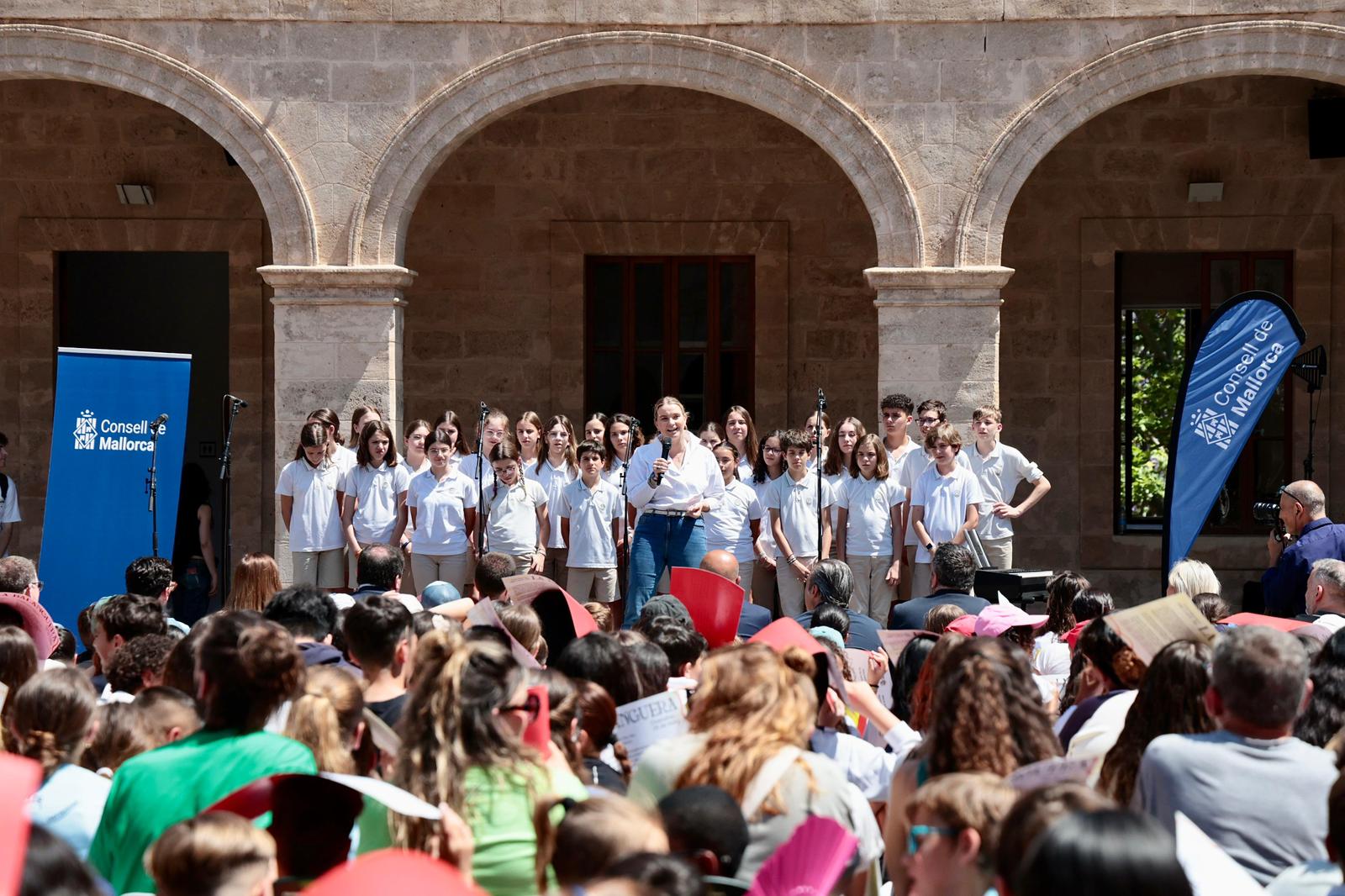 La presidenta ha cantat \