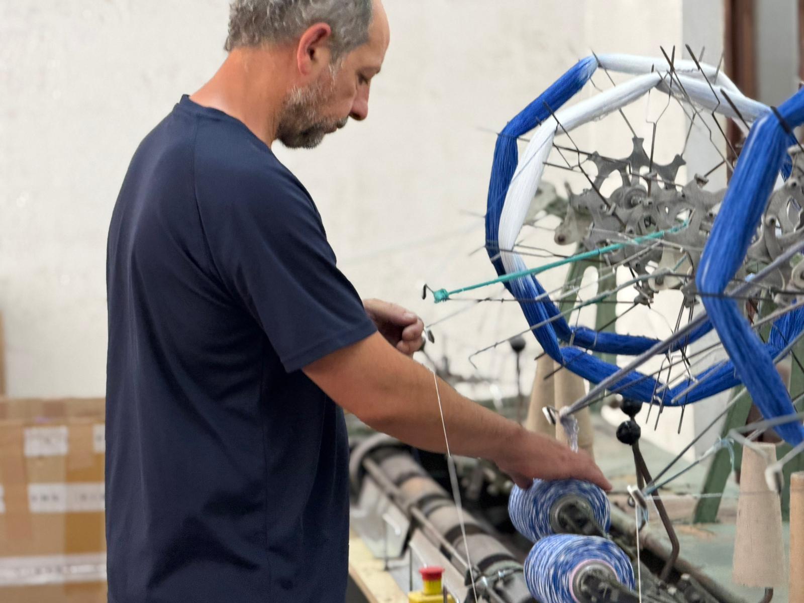 Treballador de l'empresa Teixits Vicens