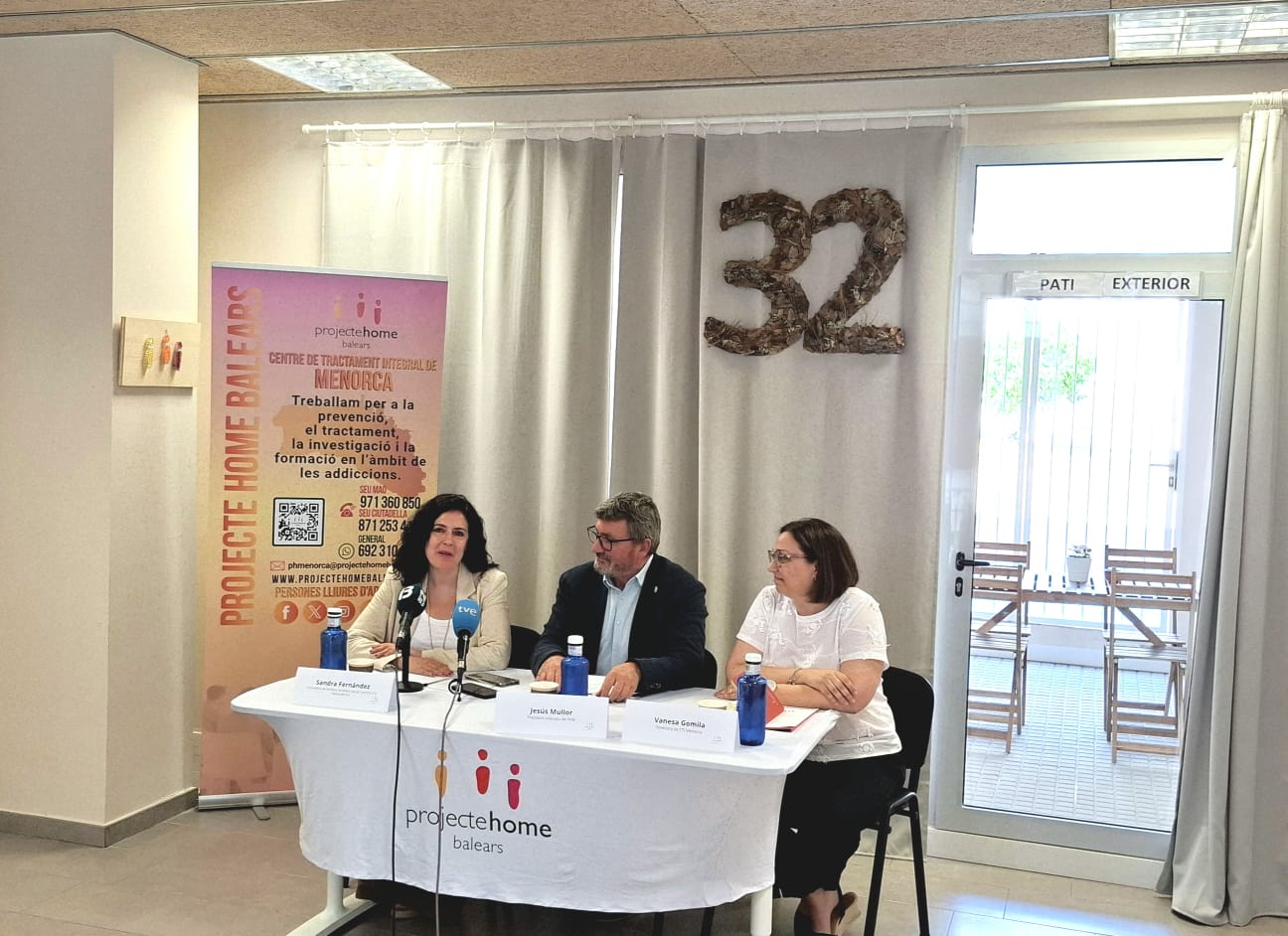 La consellera de Famílies, Benestar Social i Atenció a la Dependència, Sandra Fernández, amb el president executiu de Projecte Home, Jesús Mullor
