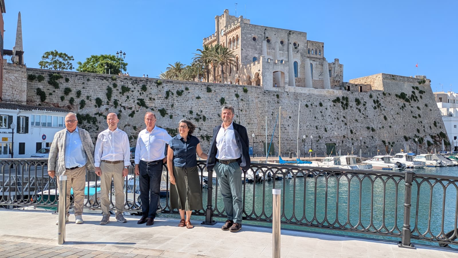 El conseller de la Mar i del Cicle de l’Aigua, Juan Manuel Lafuente, i el president del Consell de Menorca, Adolfo Vilafranca, al pont de sa Colàrsega, a Ciutadella