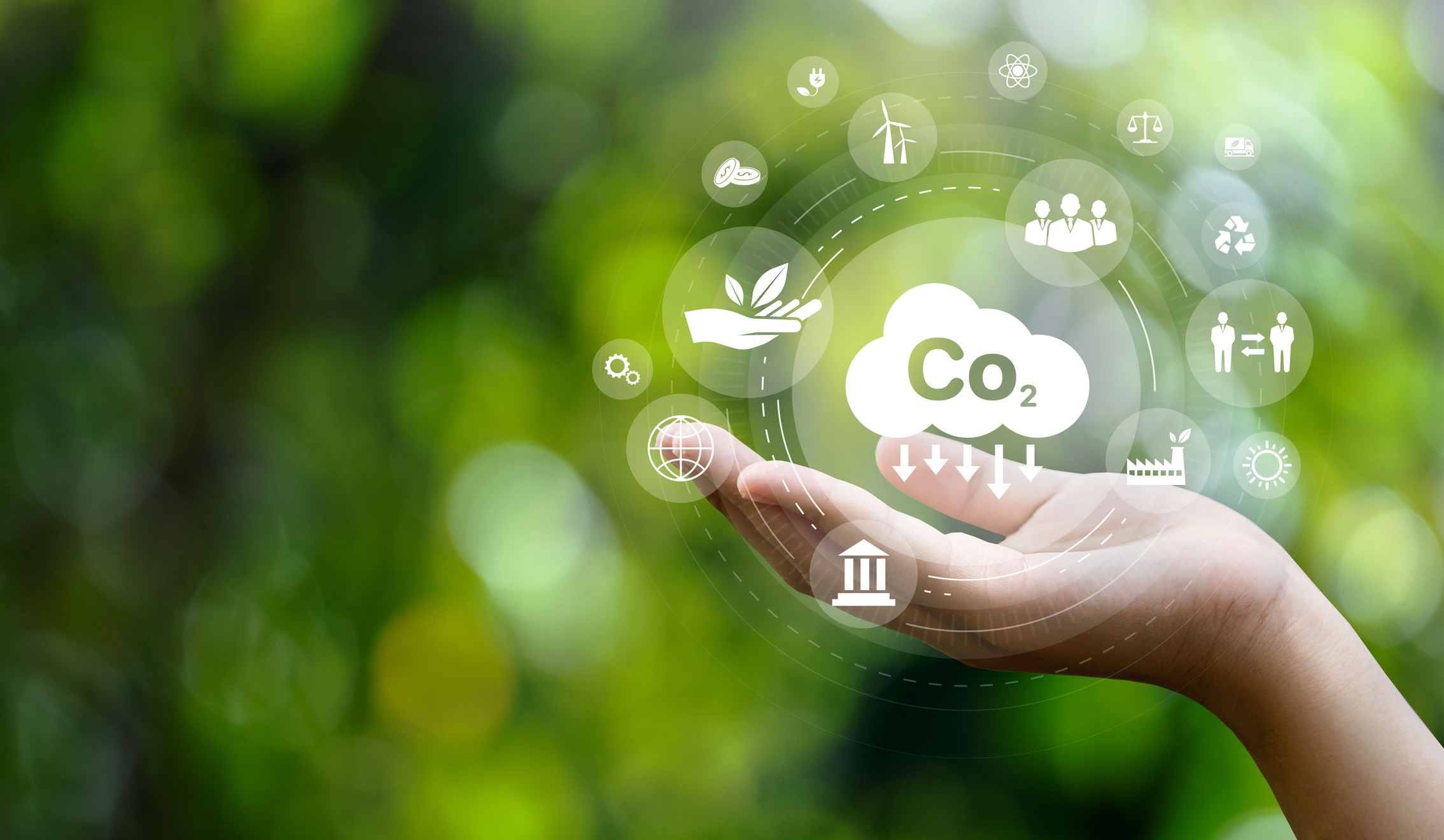 Una mà sosté el símbol de CO2
