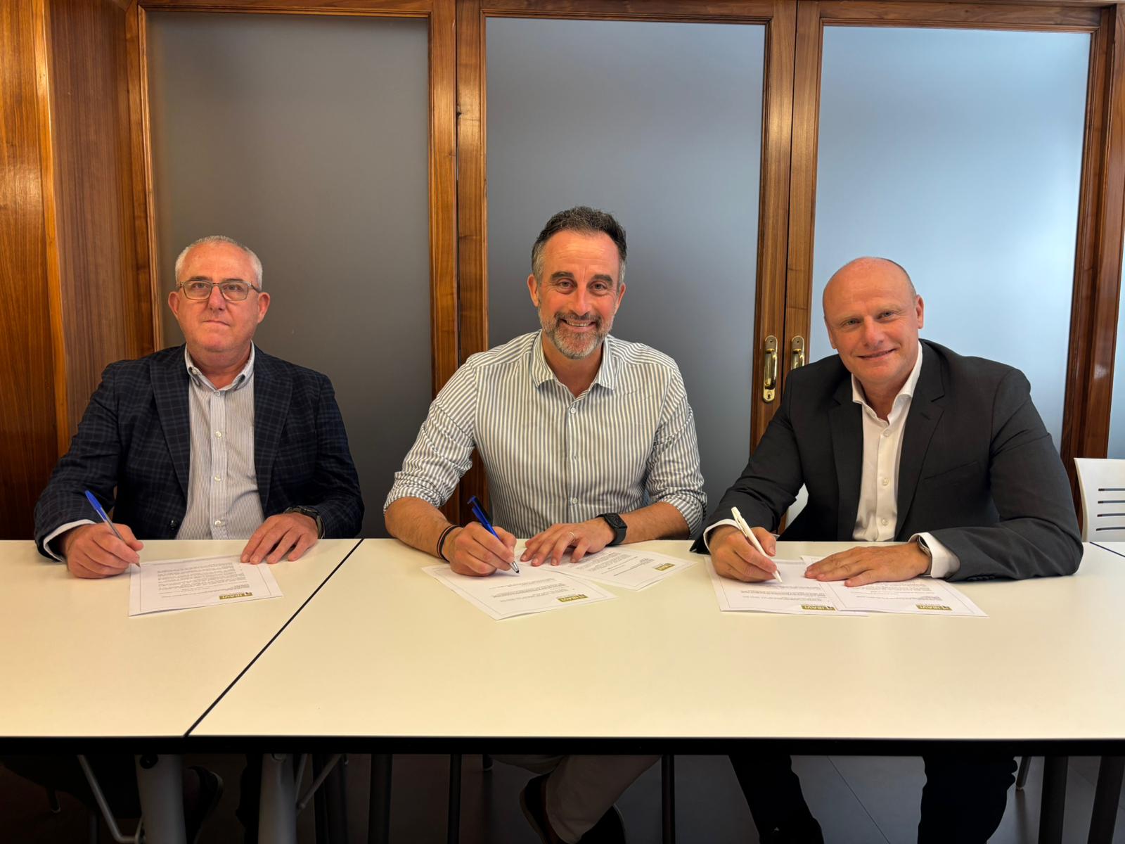 El gerent de l'IBAVI, Roberto Maria Cayuela, el conseller José Luis Mateo i el president del clúster ConstruLab360, José María Bauzá de Mirabó