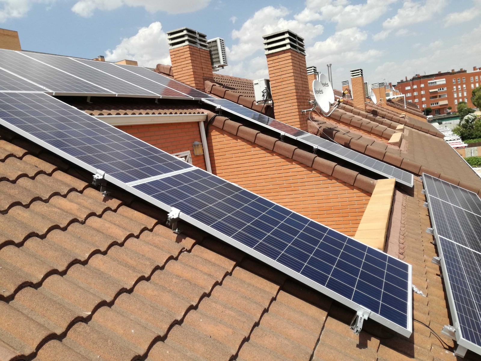 Plaques solars al teulat d'una casa