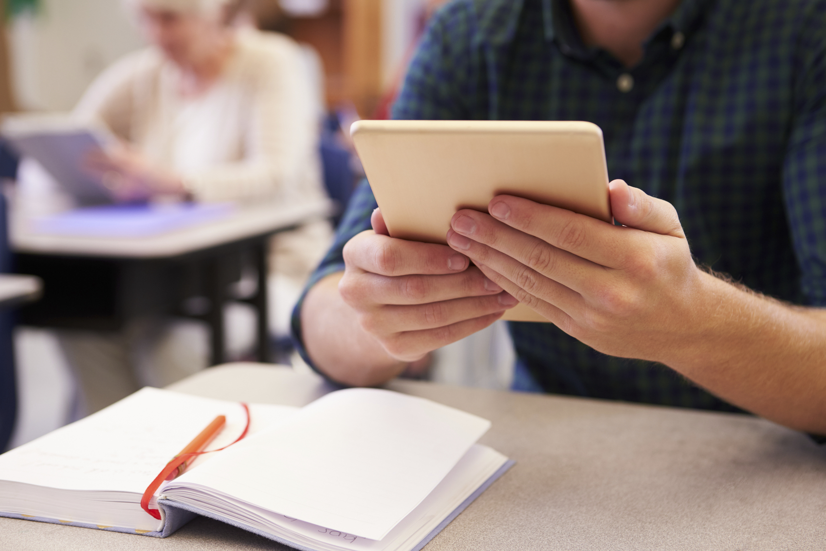 Un estudiant sosté una tauleta