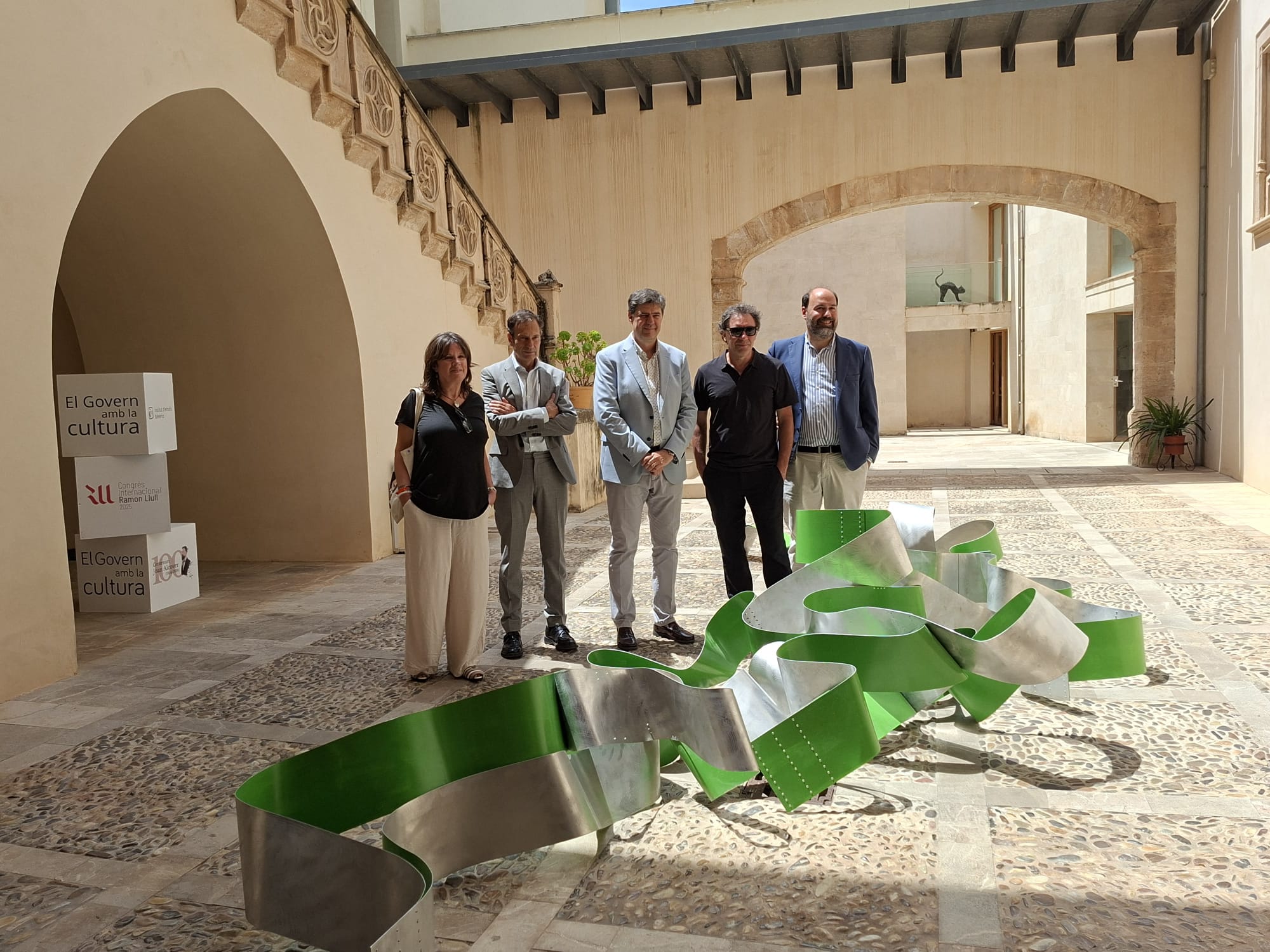 Les autoritats, davant l’escultura Posidònia, de l’artista valencià Juan Carlos Nadal, al pati de l’edifici de Ca n’Oleo