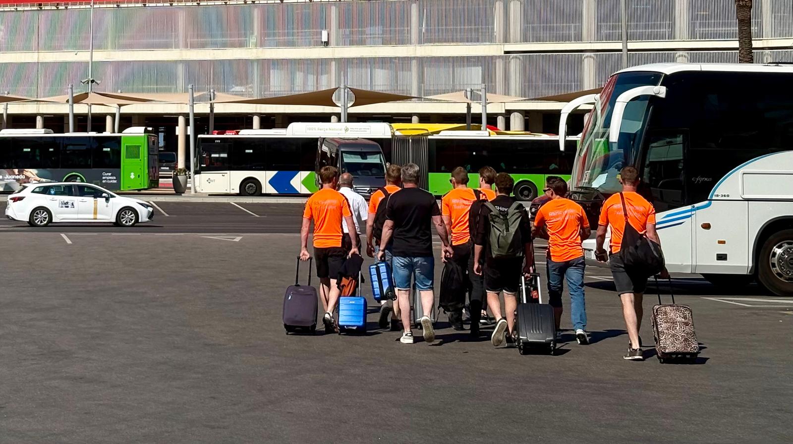 Un grup de turistes a l'aeroport de Palma
