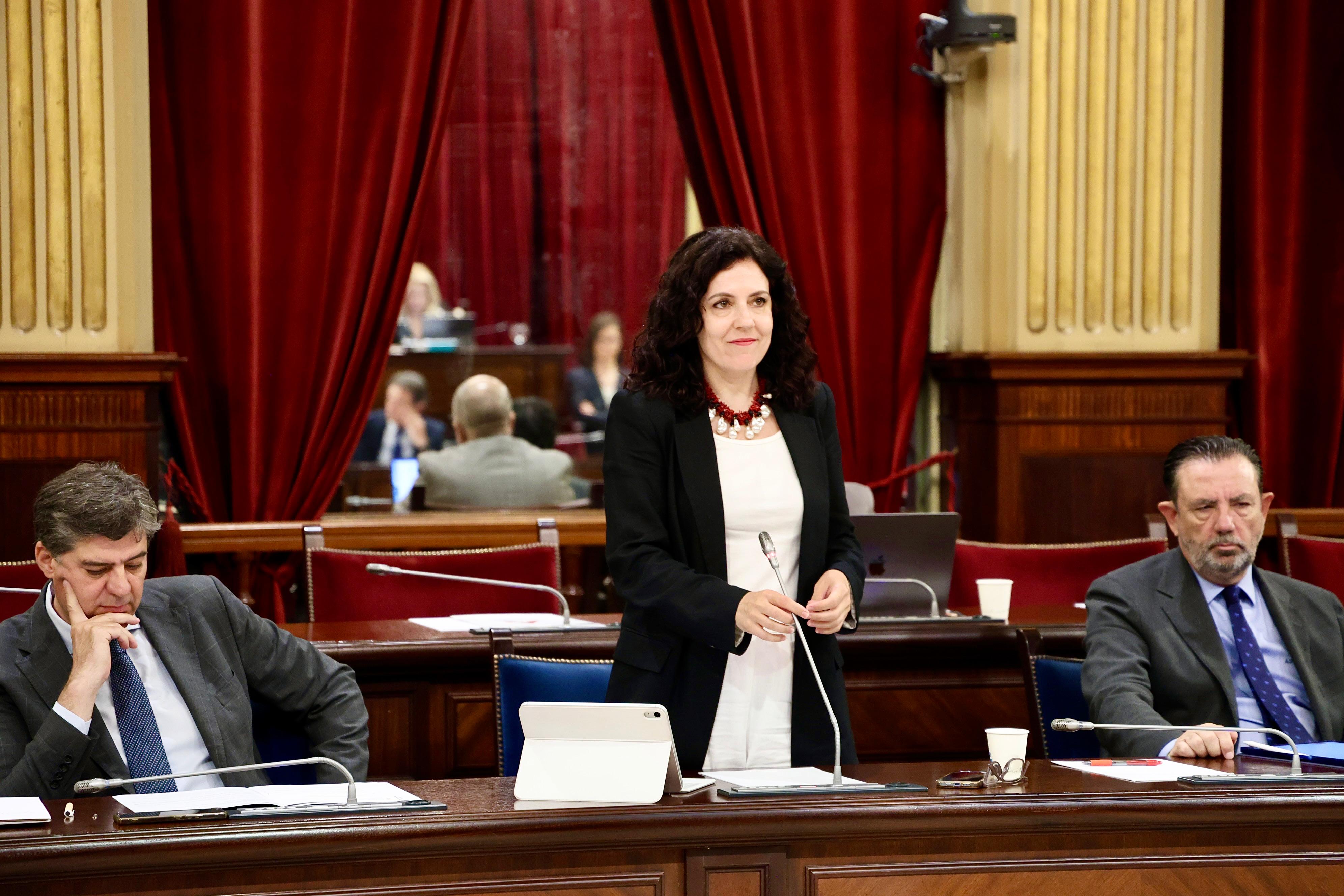 La consellera Sandra Fernández, al saló de plens del Parlament de les Illes Balears
