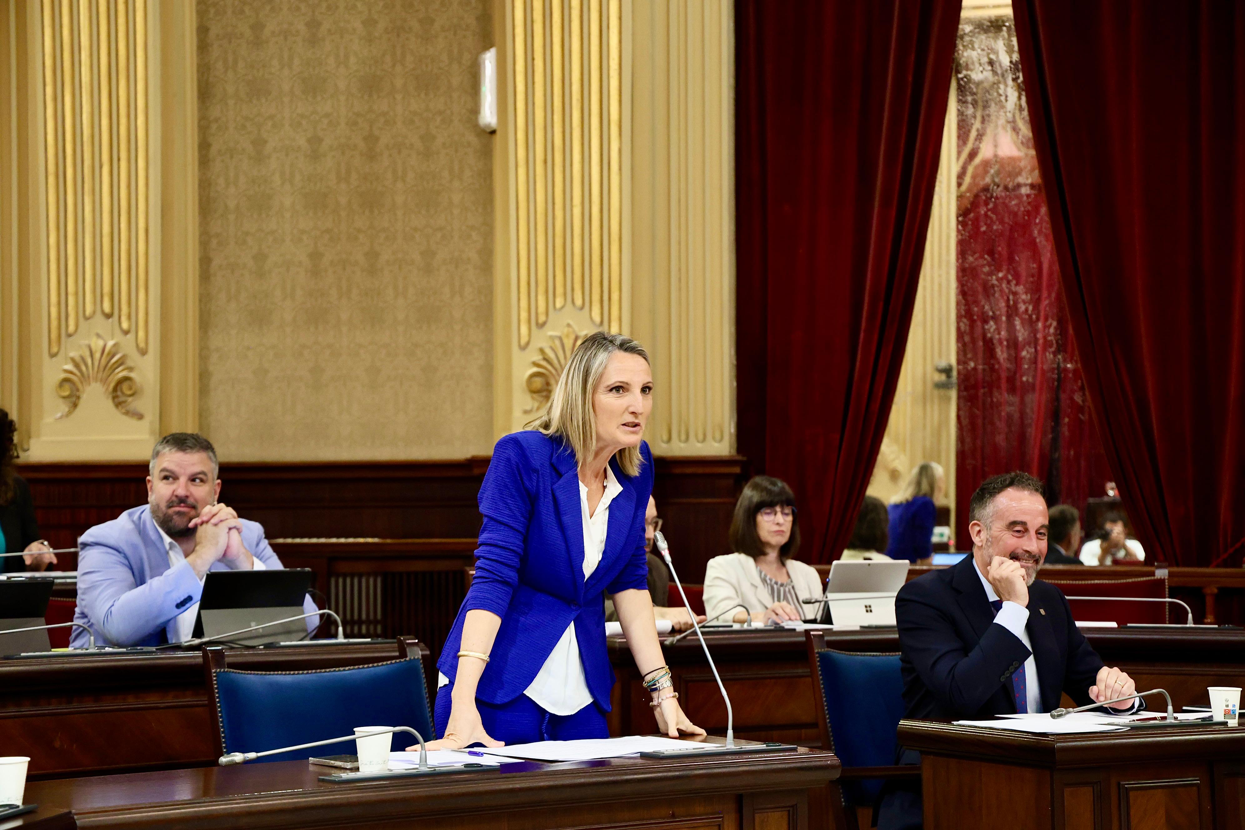 La consellera Catalina Cabrer al Parlament de les Illes Balears