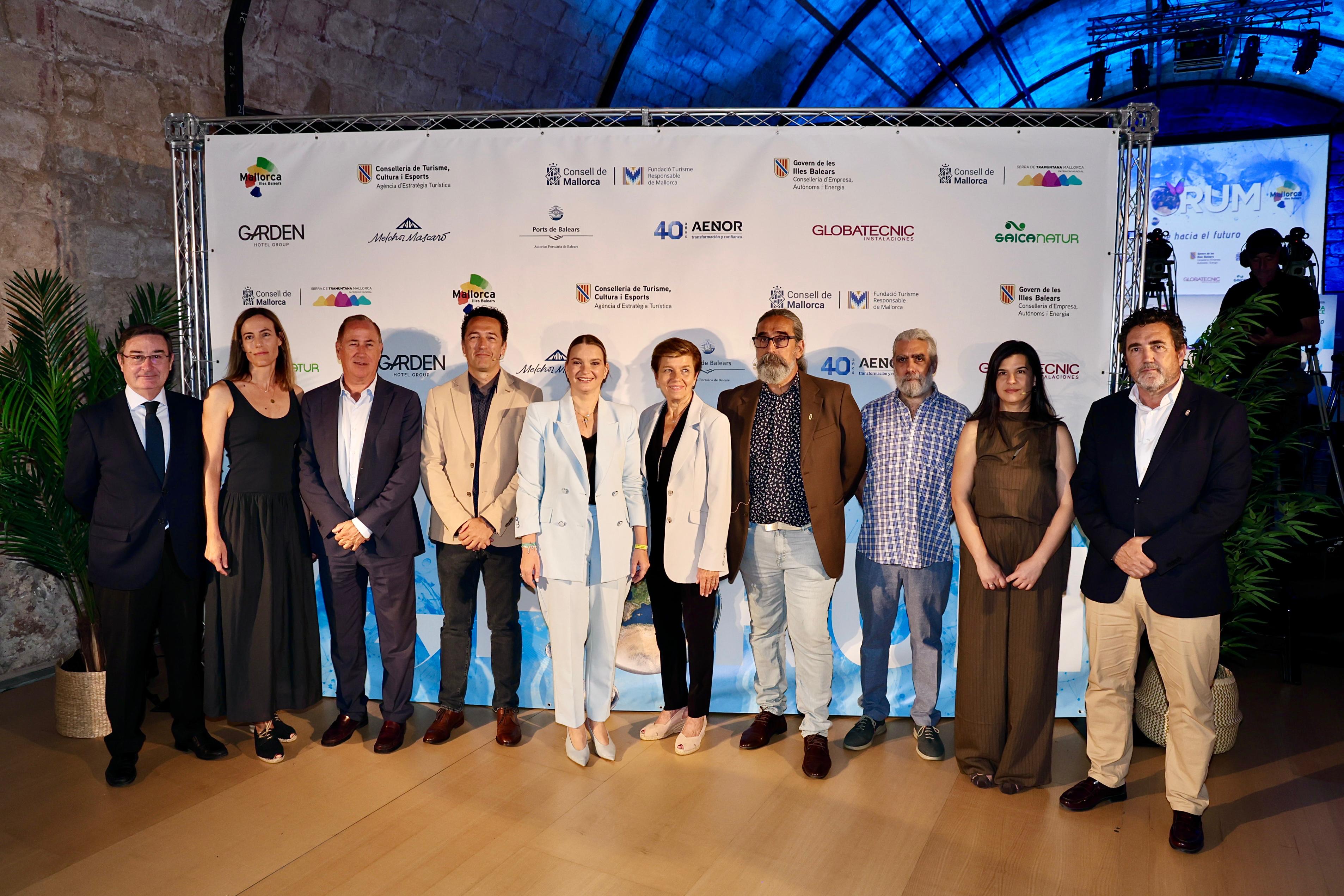 Imatge de grup amb la presidenta Prohens i el conseller Lafuente, entre d'altres, a l’eForum eMallorca Experience