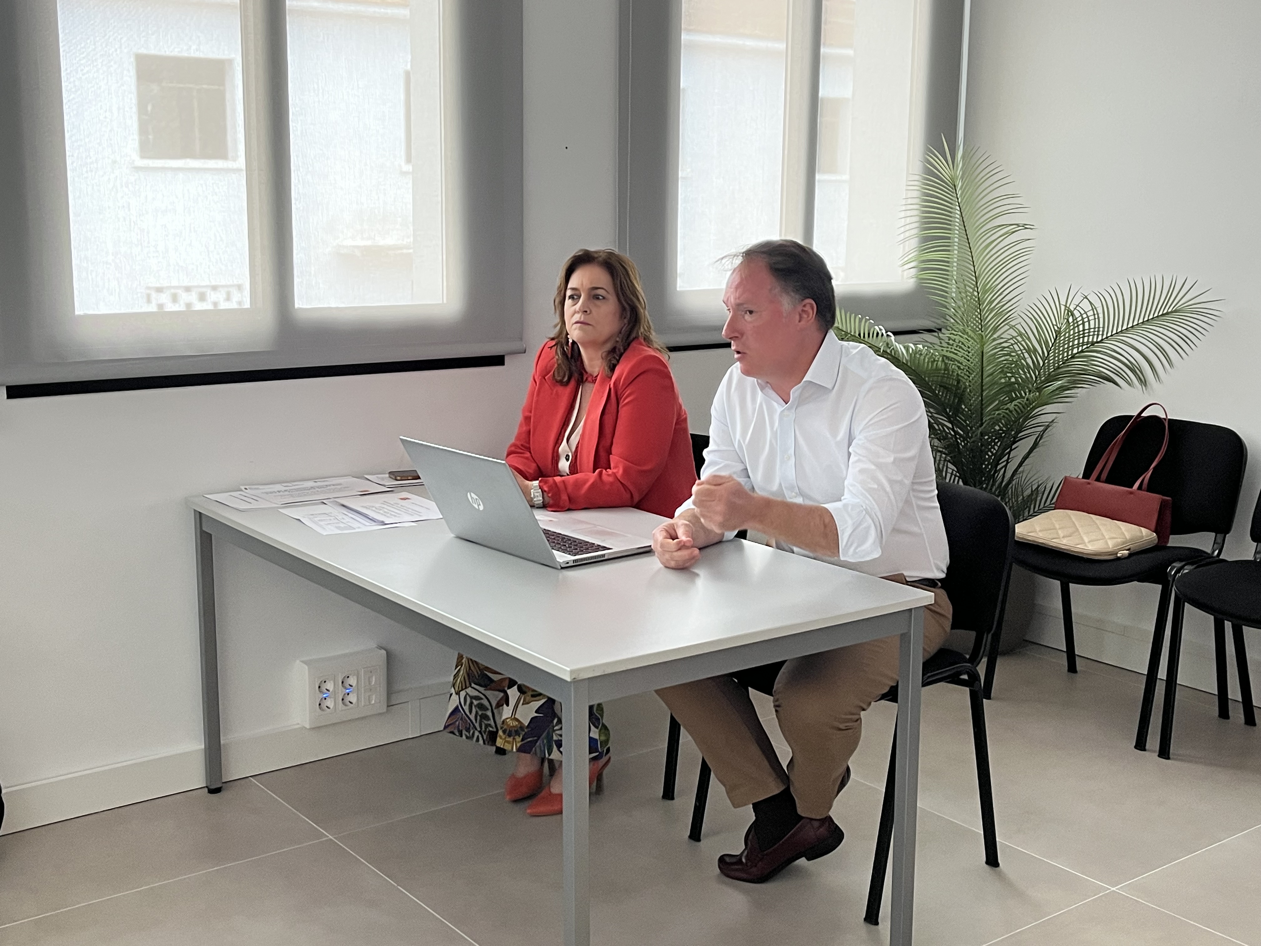 La directora general del Tresor, Política Financera i Patrimoni del Govern, Susana Pérez, i el director general d’ISBA, Manuel López Araujo