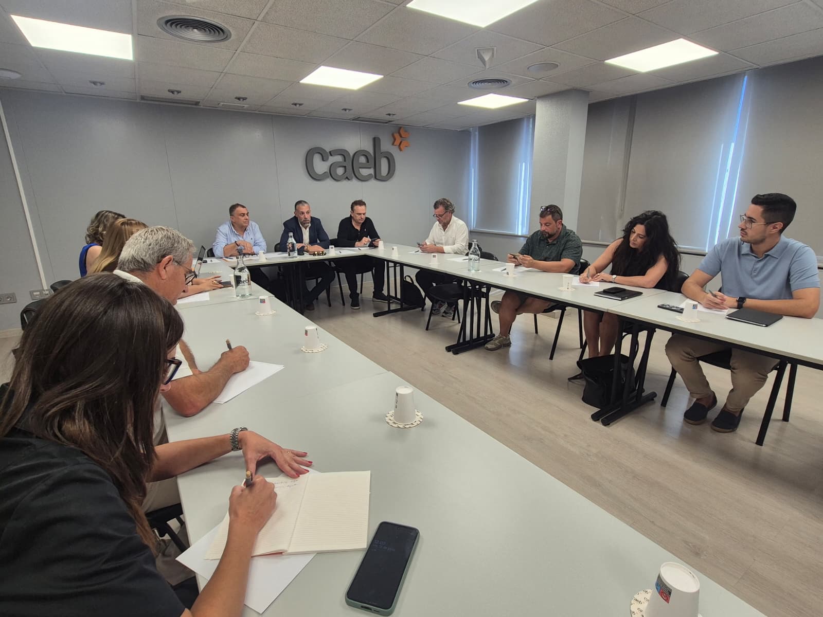 Imatge de la reunió a la seu de la CAEB.