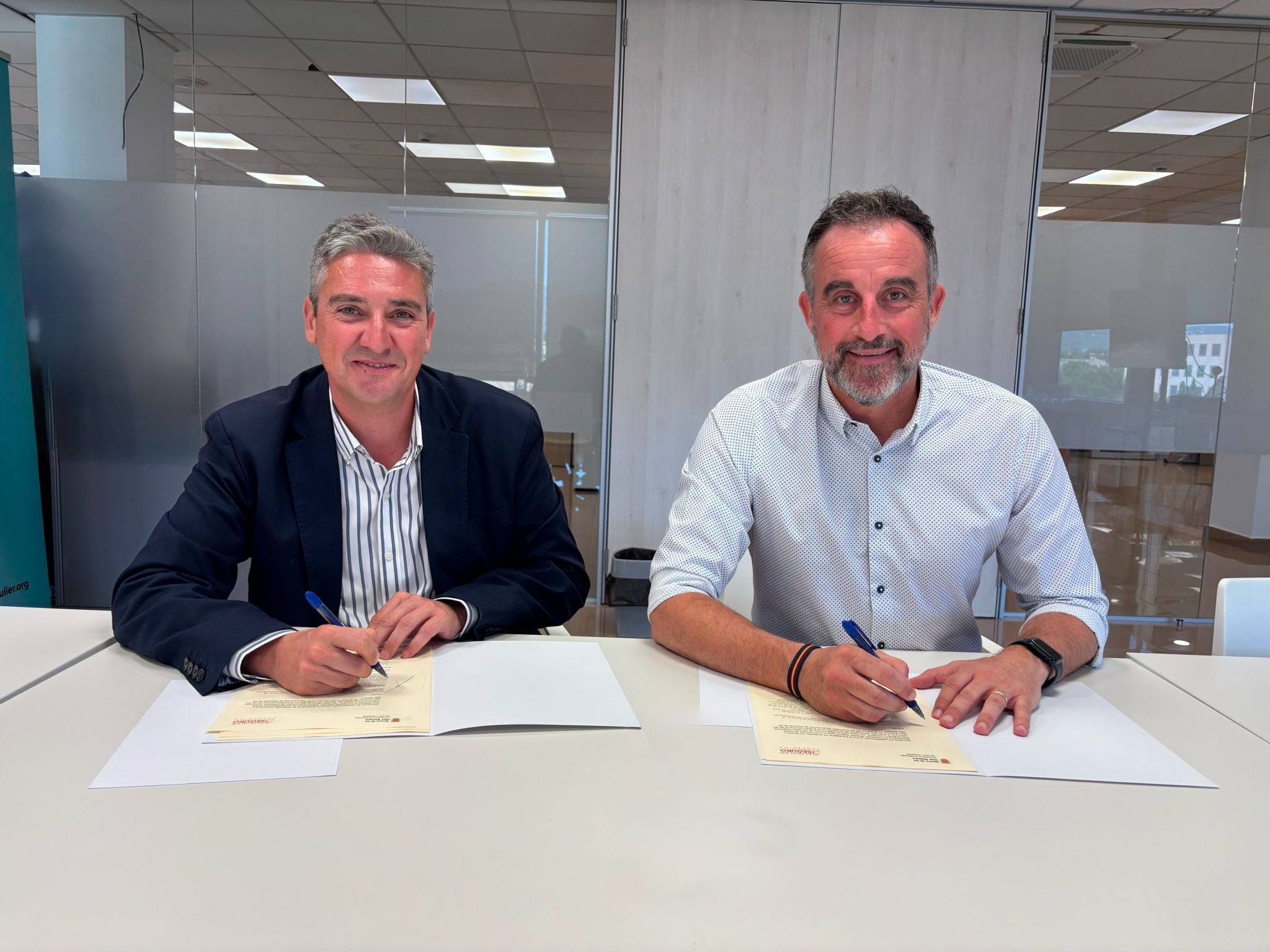  El conseller d'Habitatge, Territori i Mobilitat, José Luis Mateo, i el president del patronat de la fundació Alquiler Seguro, Antonio Carroza