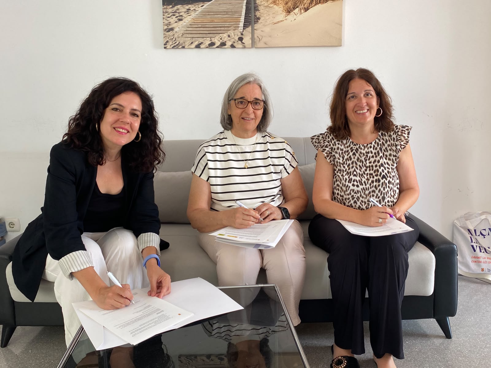 Signatura del conveni a un dels pisos per a víctimes, amb la directora de l'IBDONA, Cati Salom, la presidenta del Casal Petit, Felicidad Martínez, i la consellera de Famílies, Benestar Social i Atenció a la Dependència, Sandra Fernández