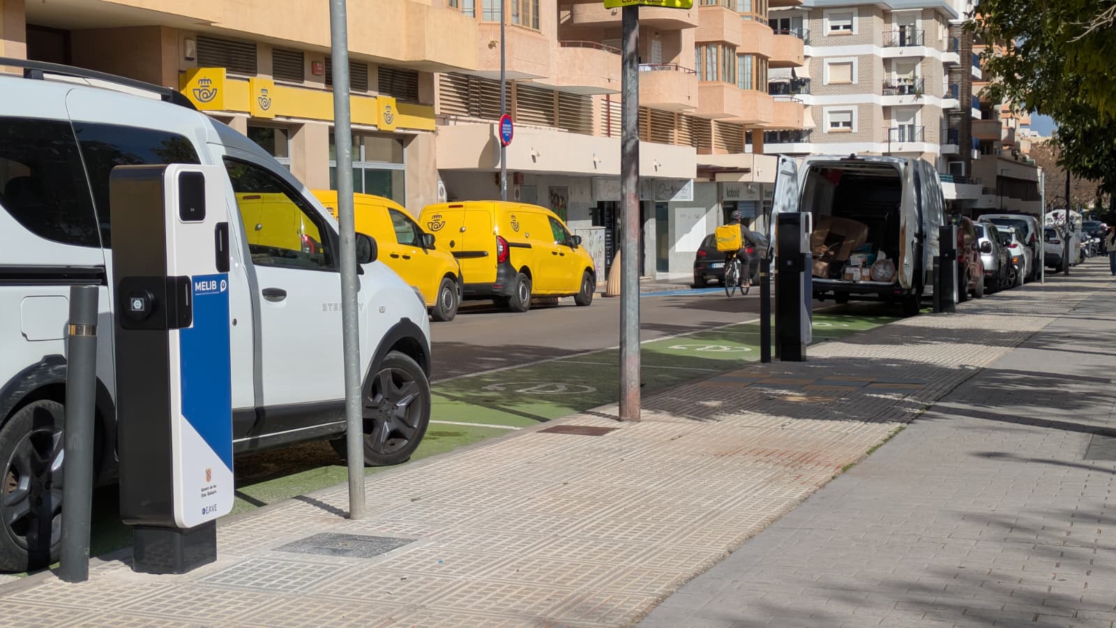 Imatge d'un carregador MELIB a un carrer d'Eivissa
