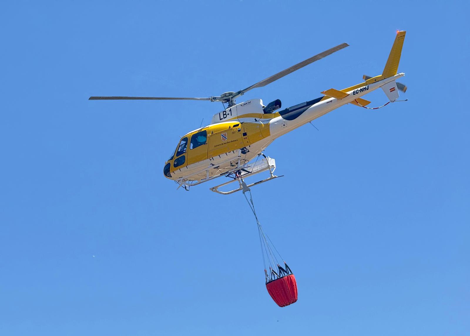 Un helicòpter del servei d'extinció d'incendis