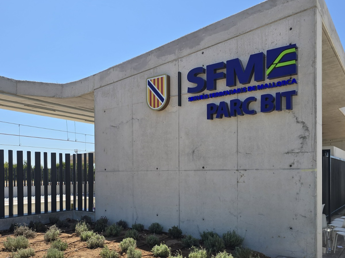 Imatge exterior de l'estació de metro del Parc Bit, en funcionament des de l'any passat