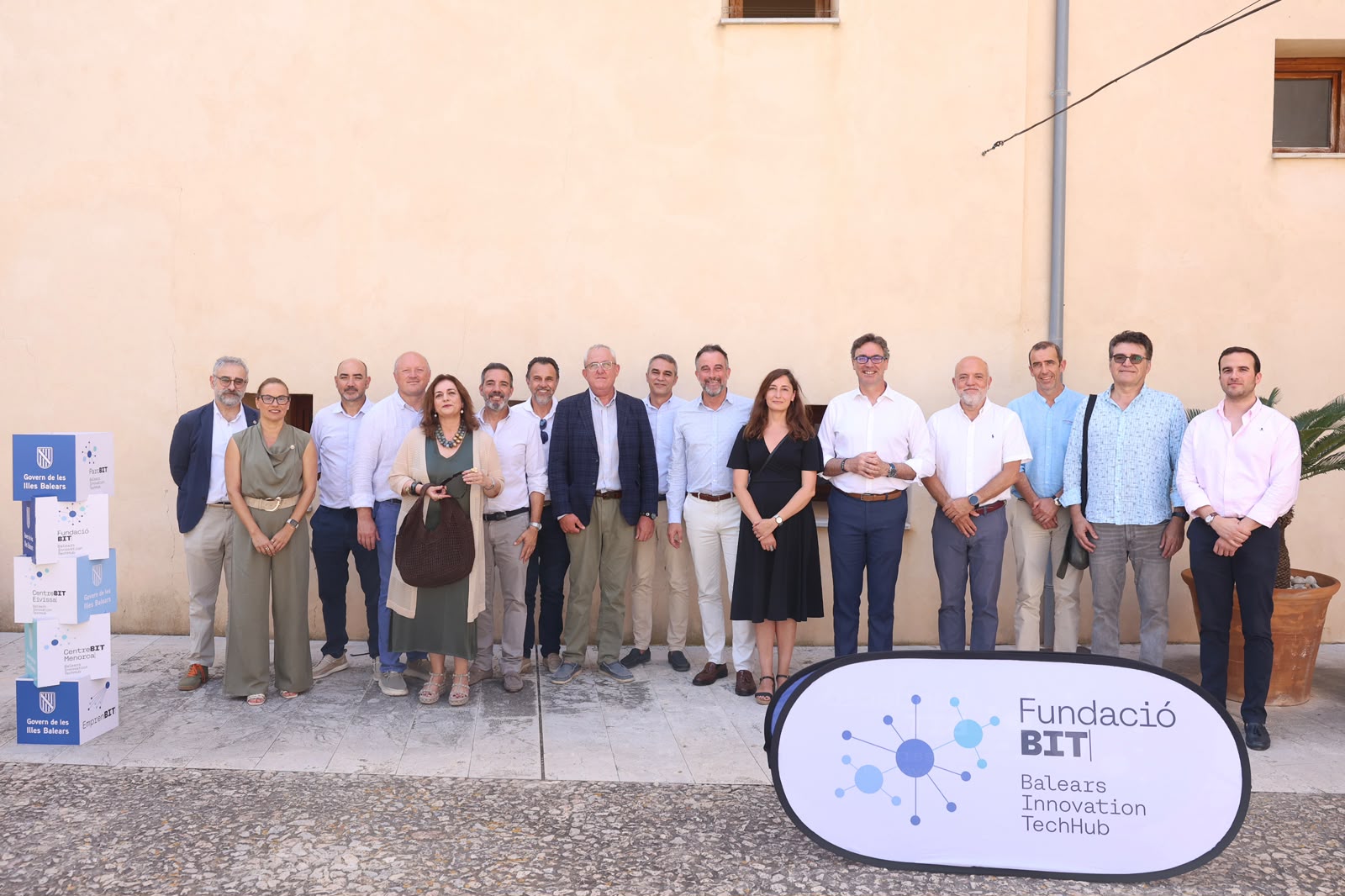 El vicepresident primer i conseller d’Economia, Hisenda i Innovació del Govern, Antoni Costa, i el conseller d’Habitatge, Territori i Mobilitat, José Luis Mateo, amb altre autoritats i representants d’empreses del ParcBit, entitats del sector de la innovació i de la UIB. altres autoritats 