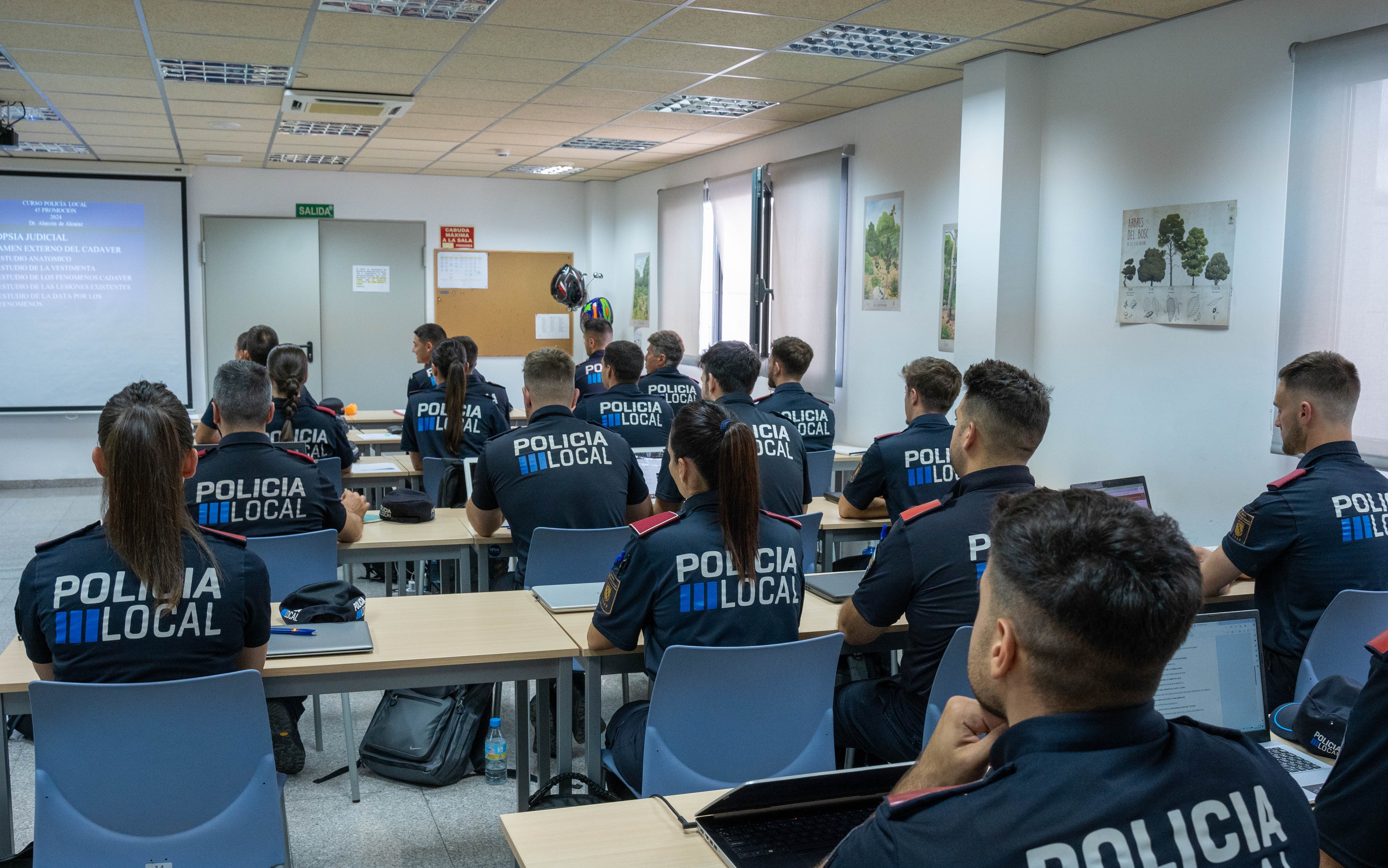 Policies locals en una aula. 