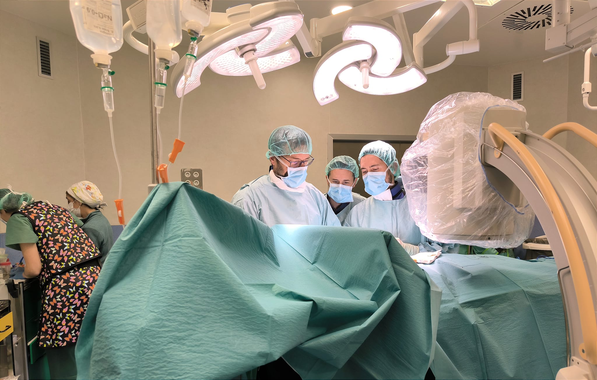 Quirófan d'un hospital, amb personal mèdic i sanitari fent una intervenció