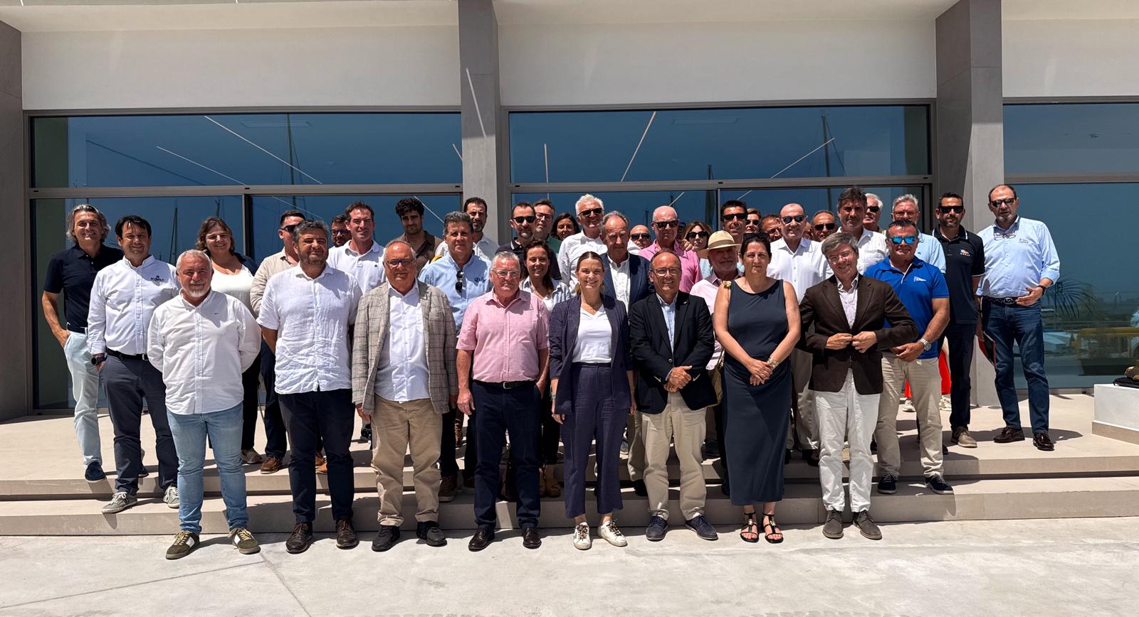 Imatge de grup dels participants en l’Assemblea General de l’Associació de Clubs Nàutics de Balears, amb la presidenta Prohens