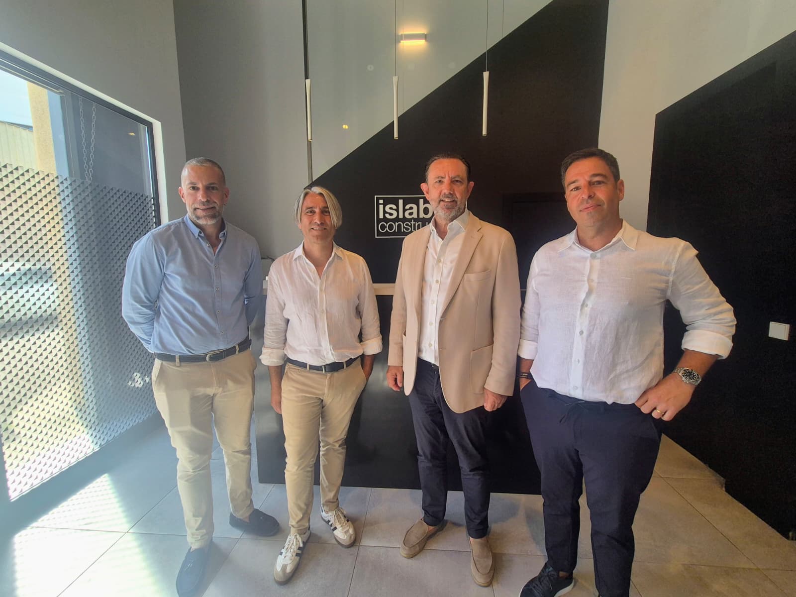 El conseller d’Empresa, Autònoms i Energia, Alejandro Sáenz de San Pedro; el director general d’Indústria i Polígons Industrials, Alfons Gómez; el gerent d’Islabau Constructora, Javier Bethencourt, i el soci director tècnic, Gabriel Rechach.