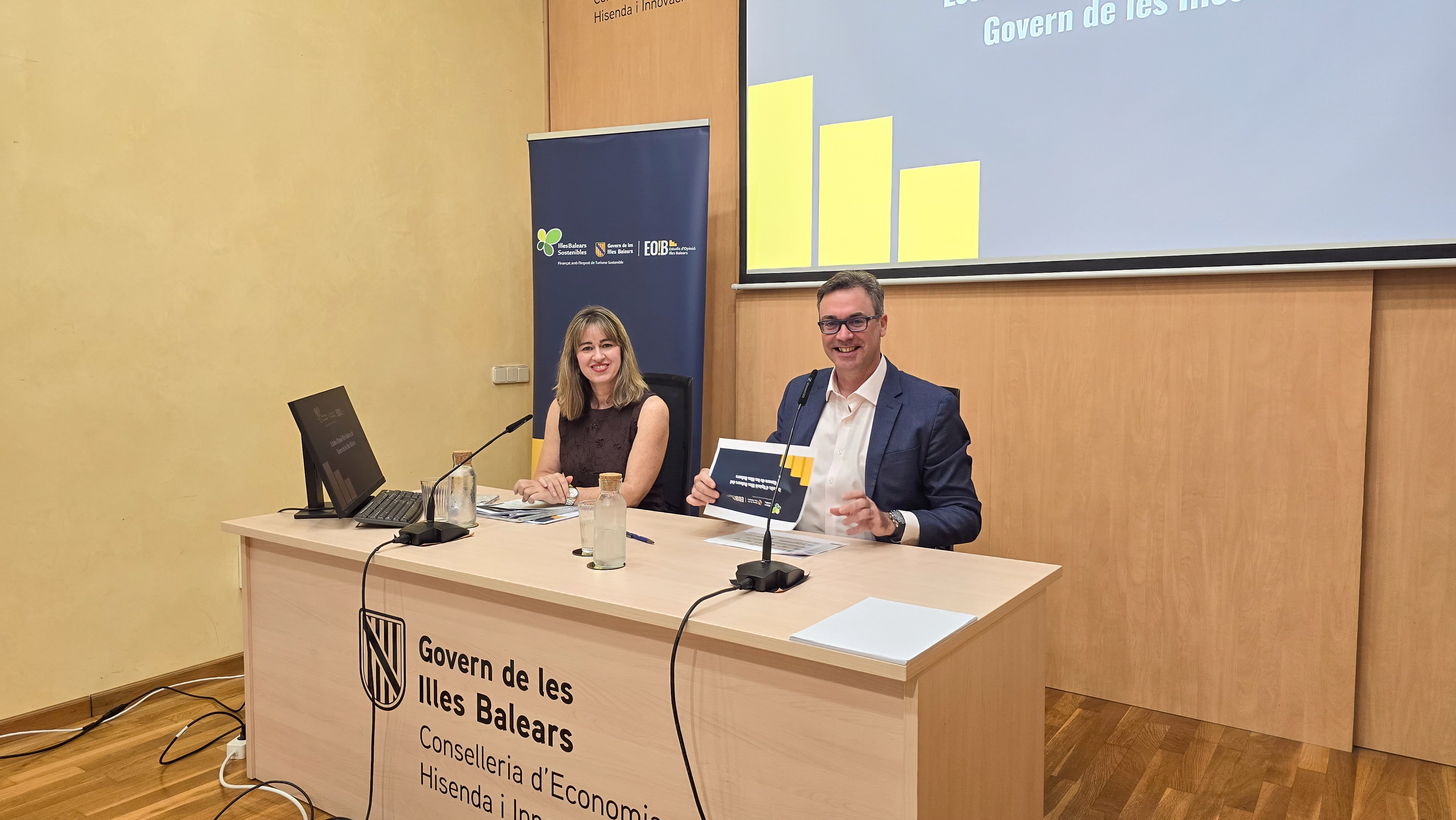 El vicepresident Antoni Costa i la directora general d'Economia i Estadística, Catalina Barceló.
