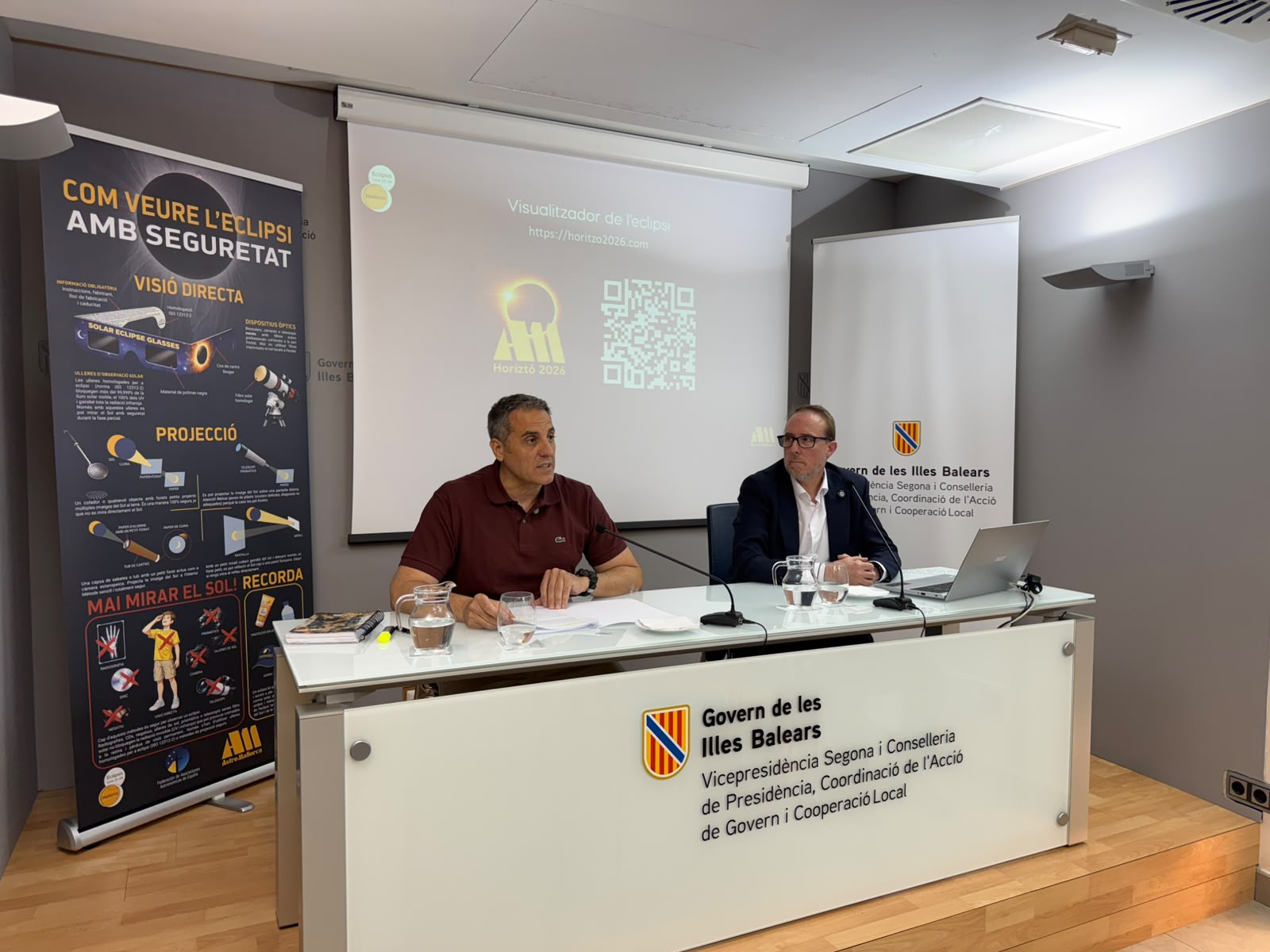 El director general d’Emergències i Interior del Govern, Pablo Gárriz, i del divulgador astronòmic d’AstroMallorca, Tomeu Mas.