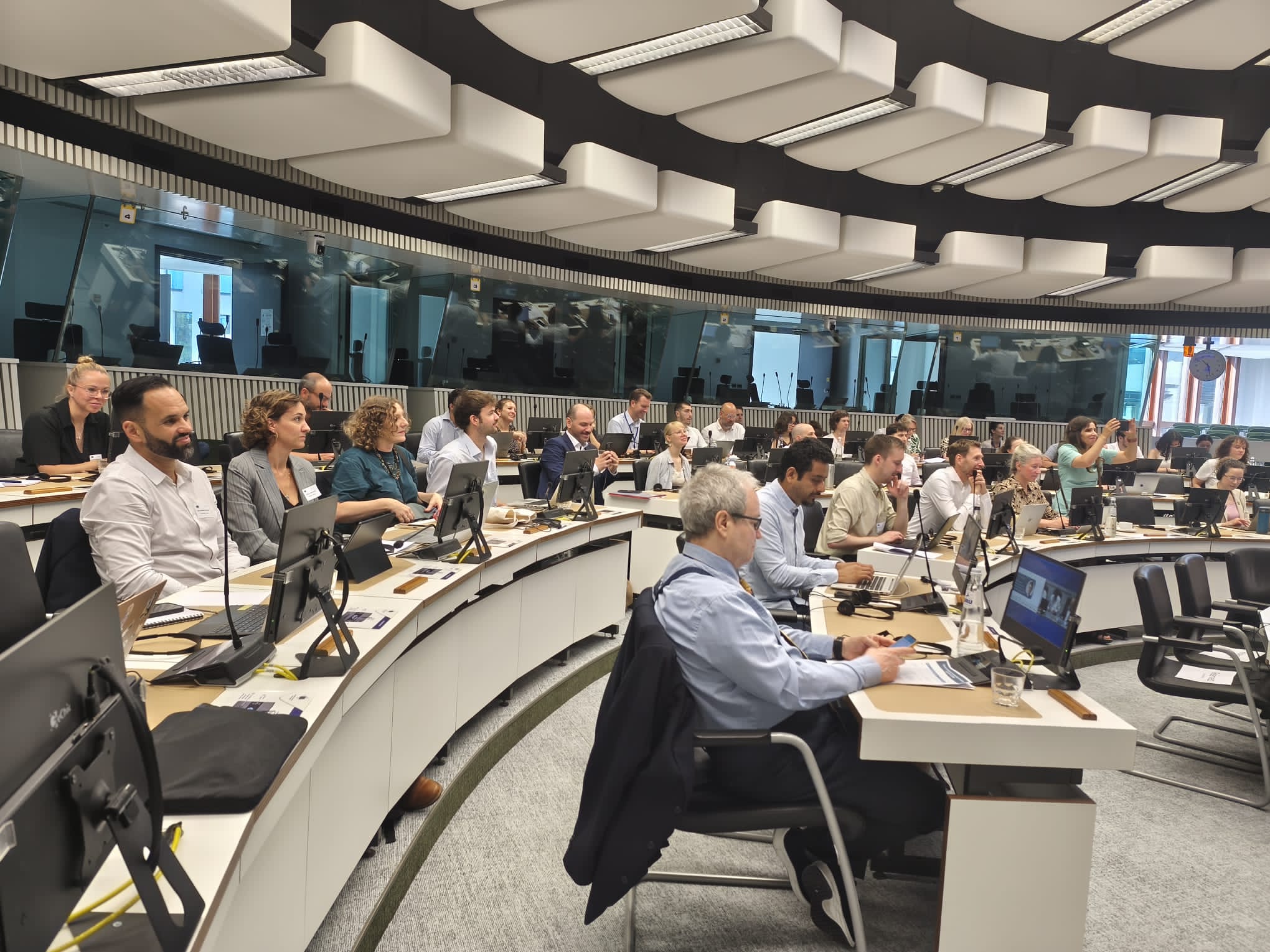 El primer a l'esquerra, el director general d’Economia Circular, Transició Energètica i Canvi Climàtic, Diego Viu, durant la reunió.
