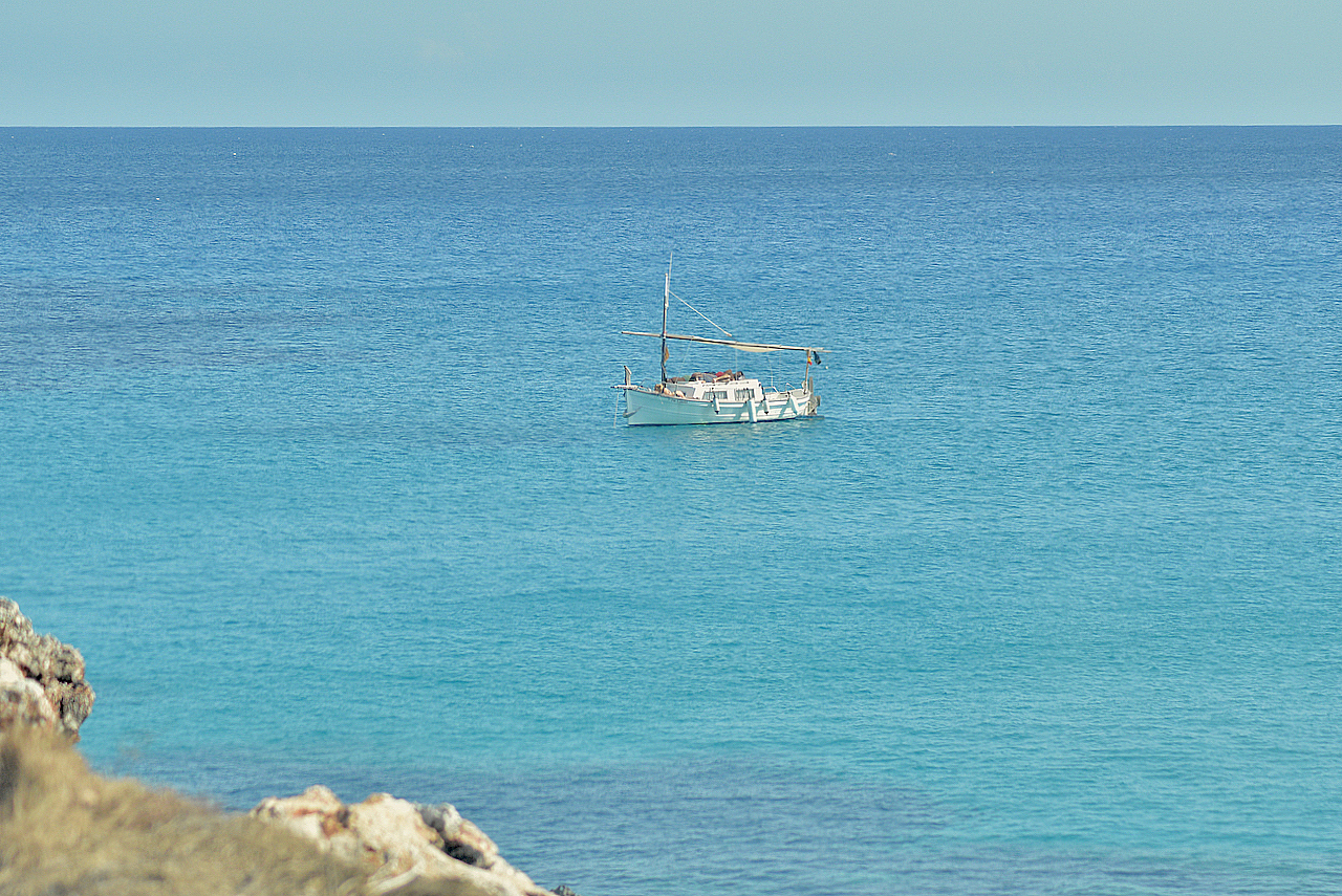 Barca en una cala.