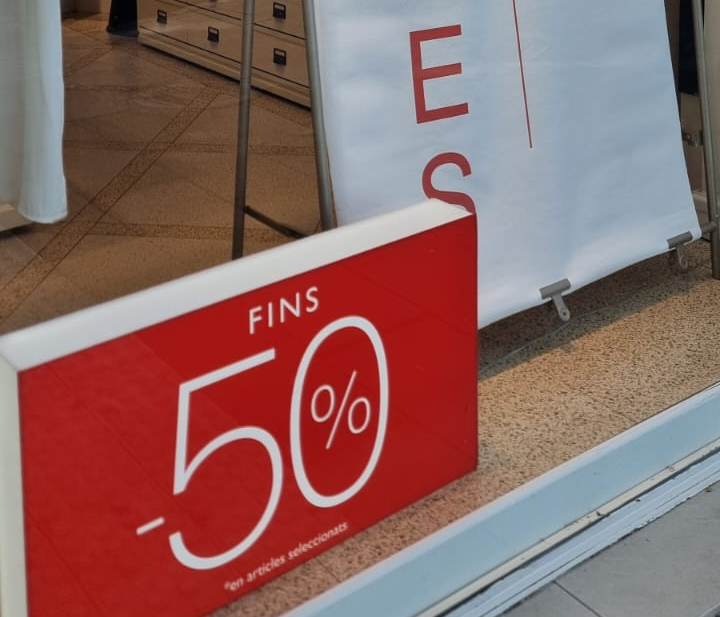 Cartell de les rebaixes a un establiment comercial.