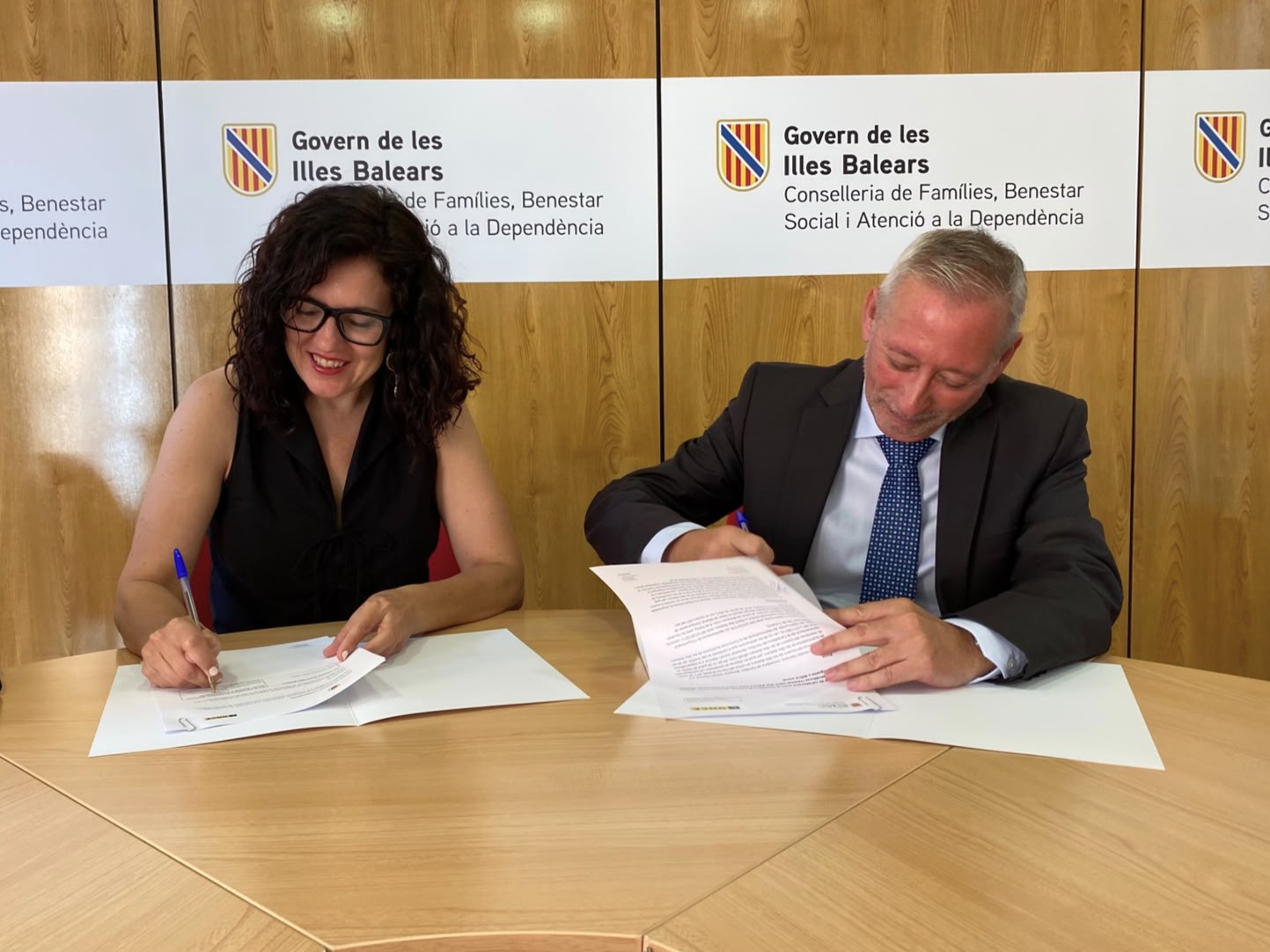 La consellera de Famílies, Benestar Social i Atenció a la Dependència, Sandra Fernández, i el delegat territorial de l'ONCE Illes Balears, José Antonio Toledo.