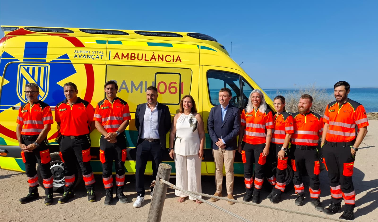 La consellera de Salut, Manuela García; el director general del Servei de Salut, Javier Ureña, i professionals sanitaris davant d'una ambulància.