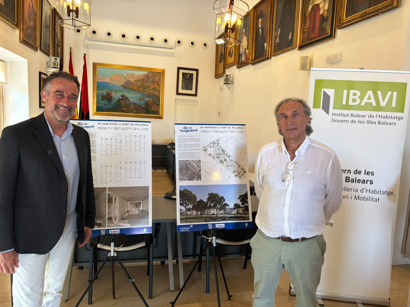 El conseller i el batle durant la presentació.