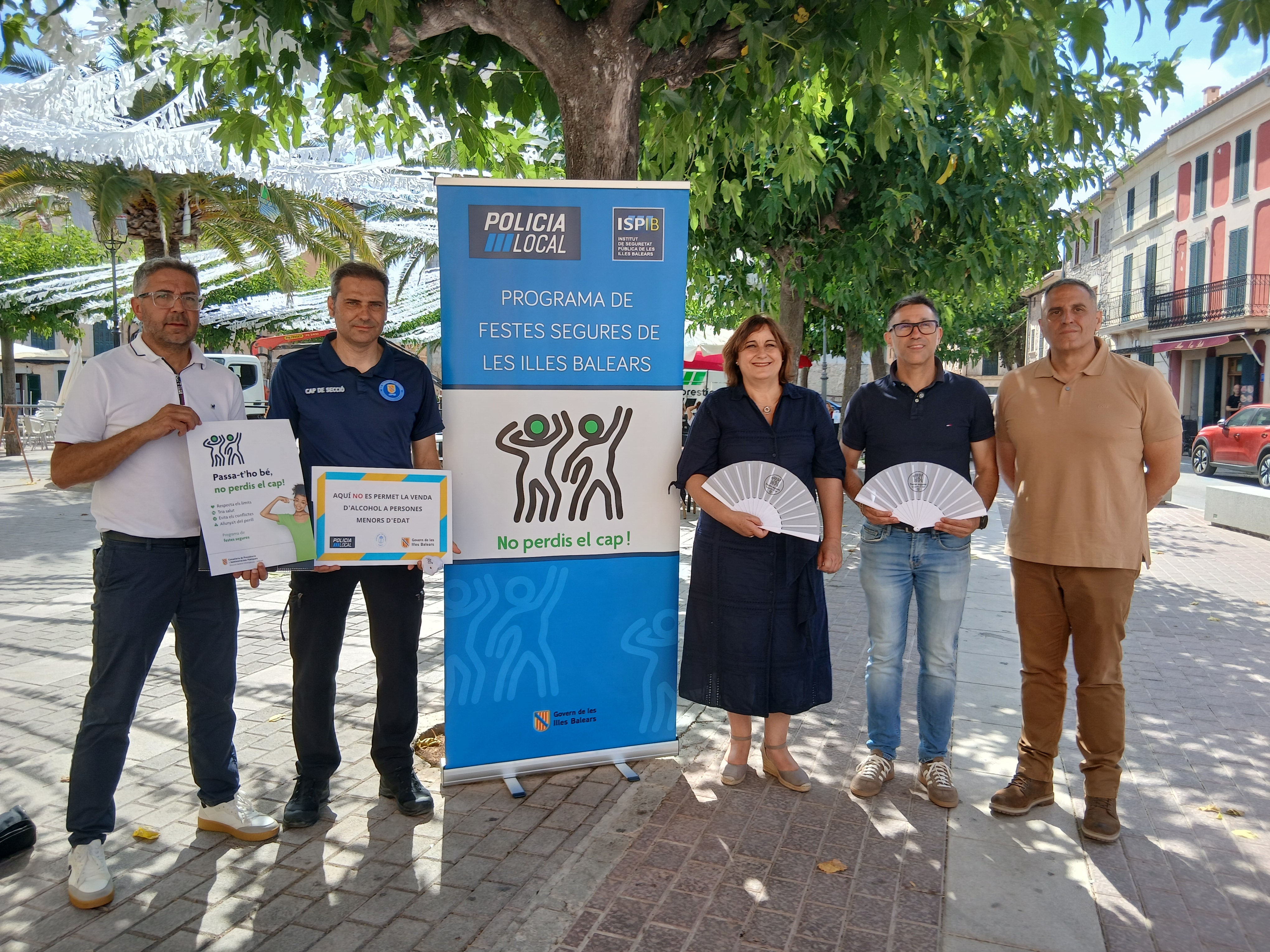 La vicepresidenta i el batle de Campanet, acompanyats per la resta de responsables del projecte.