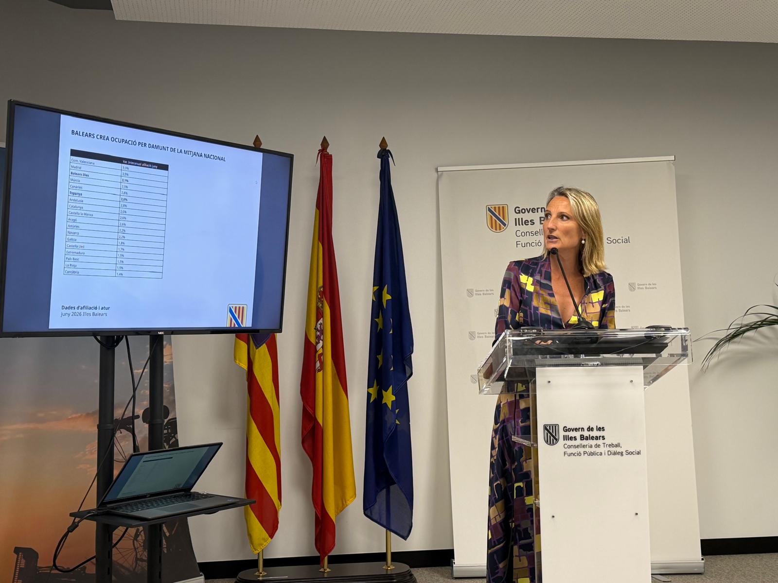 La consellera de Treball, Funció Pública i Diàleg Social, Catalina Cabrer, durant la presentació de les dades.