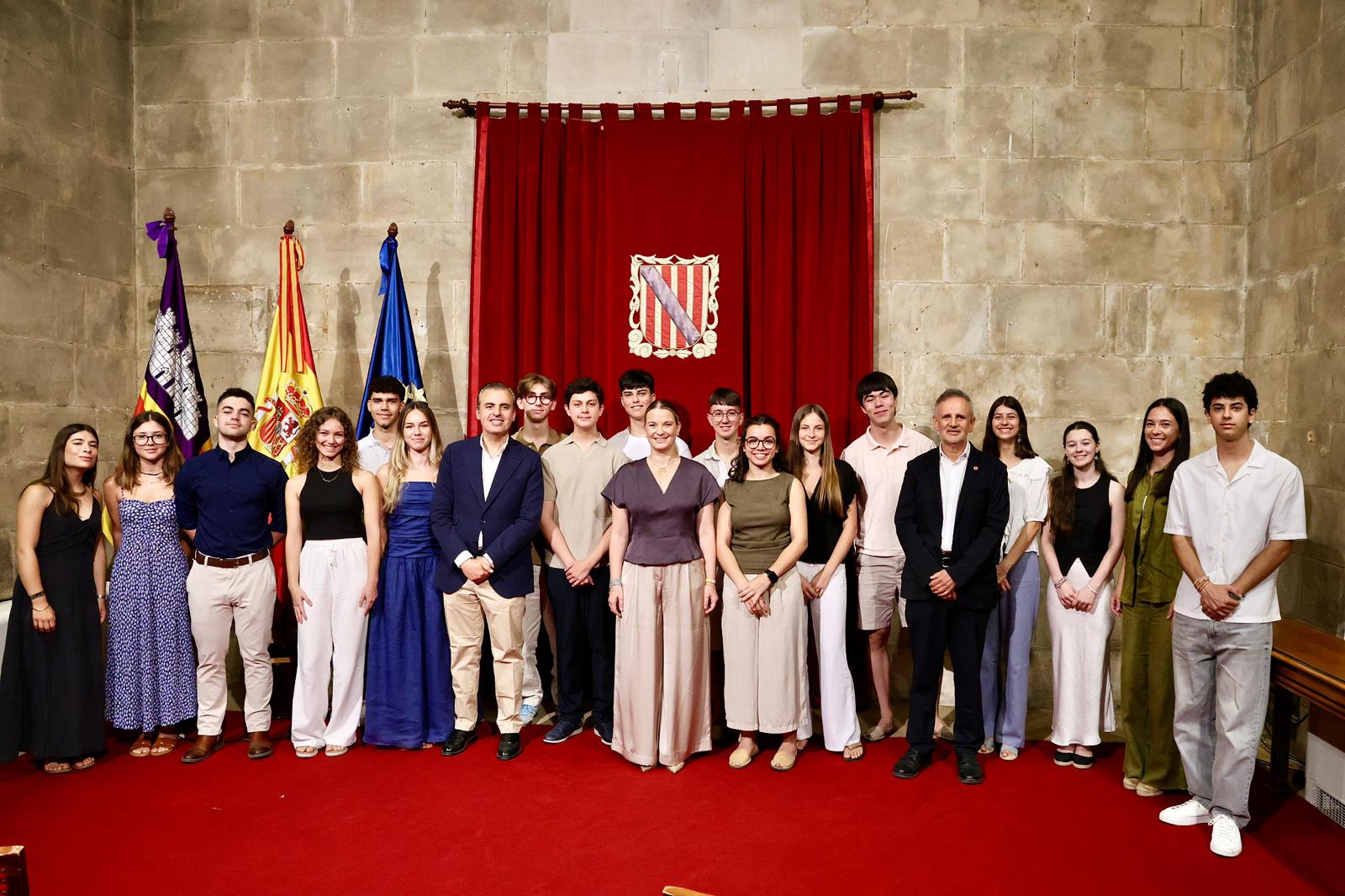 La presidenta Prohens ha rebut al Consolat de Mar els alumnes amb millors qualificacions de les PAU 2026 a les Illes Balears.