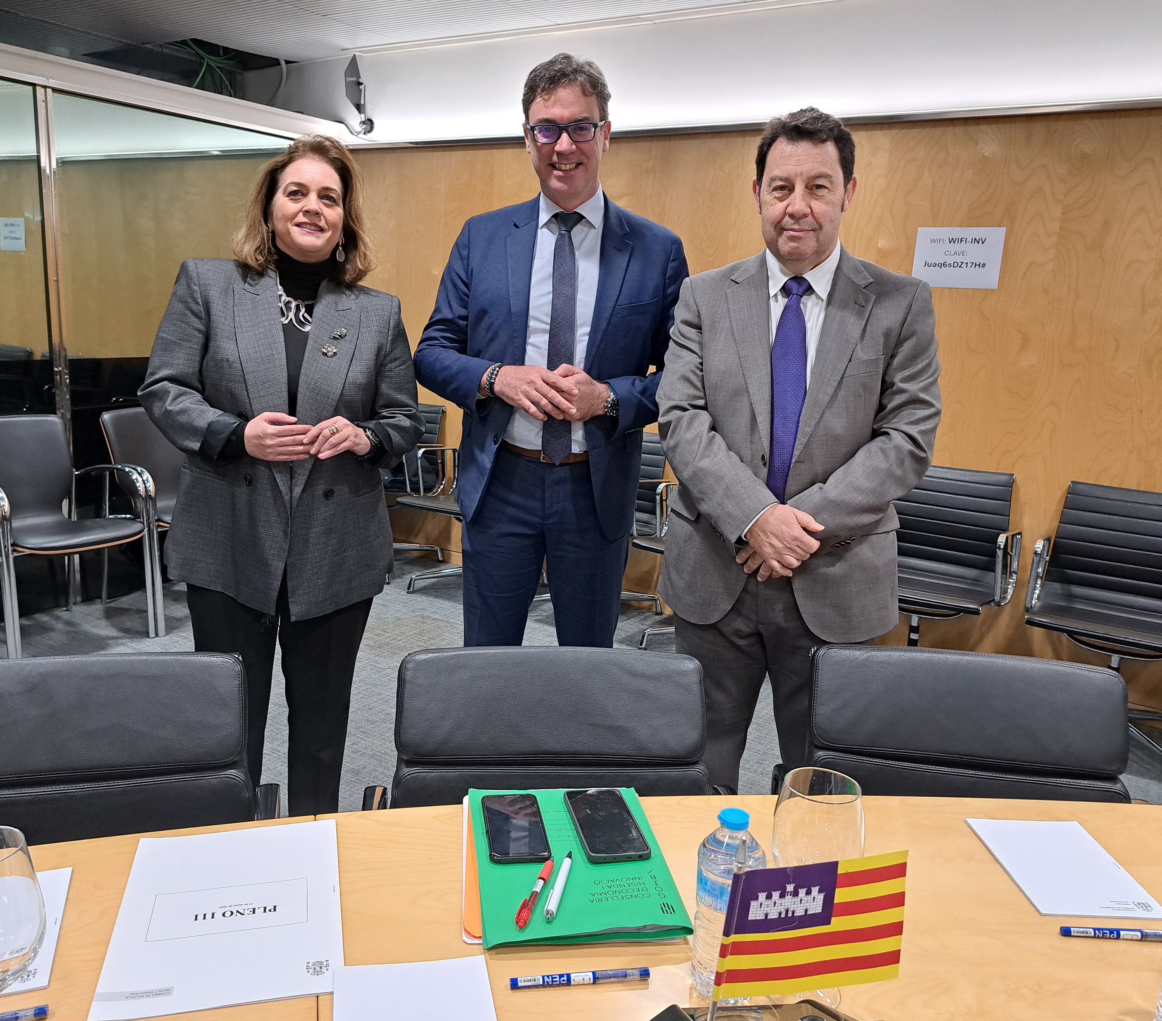 El vicepresident Antoni Costa, amb la directora general del Tresor, Política Financera i Patrimoni, Susana Pérez, i el director general de Pressuposts i Finançament, Bartomeu Alcover