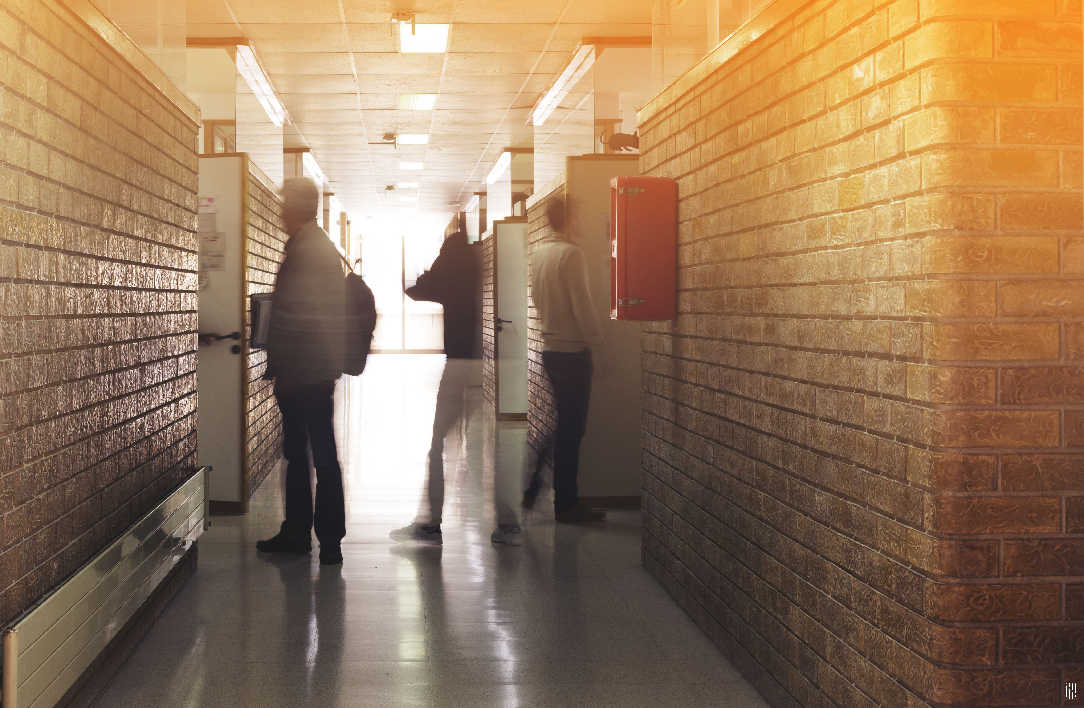 Alumnes a un passadís d'un centre educatiu