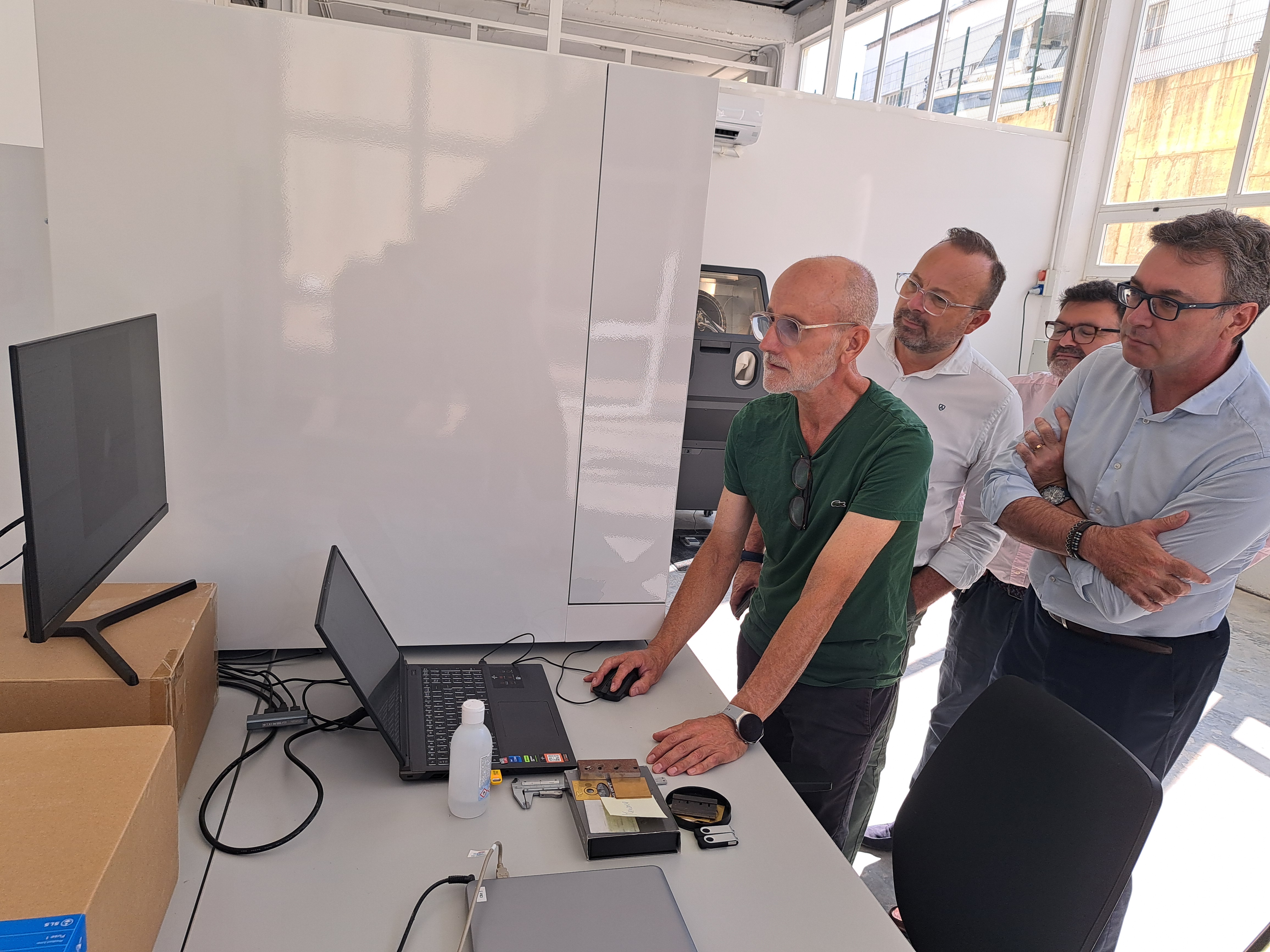 El vicepresident del Govern i conseller d’Economia, Hisenda i Innovació, Antoni Costa, a les noves instal·lacions del FabLab del CentreBit Menorca