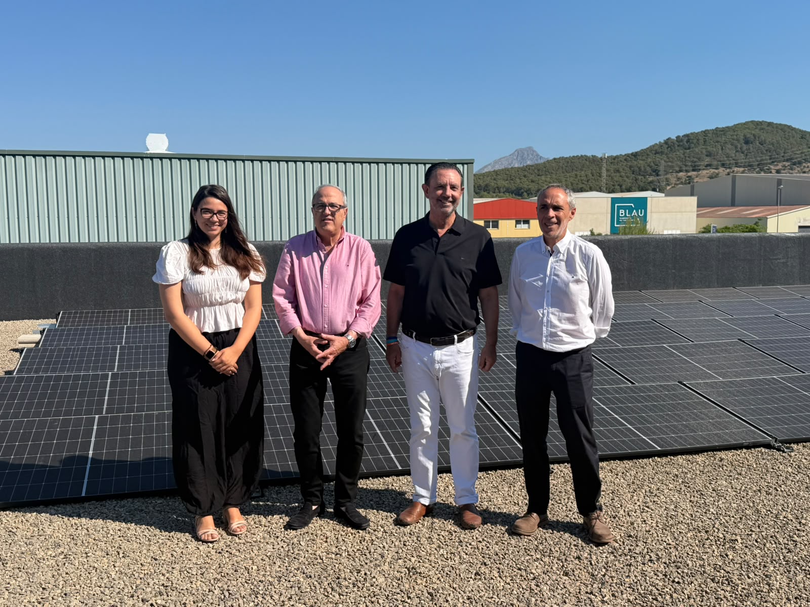 El conseller d'Empresa, Autònoms i Energia, Alejandro Sáenz de San Pedro, acompanyat de la directora de l'Institut Balear de l'Energia (IBE), Marta Pons, davant la nova instal·lació fotovoltaica impulsada per l'IBE a la seu d'IB3