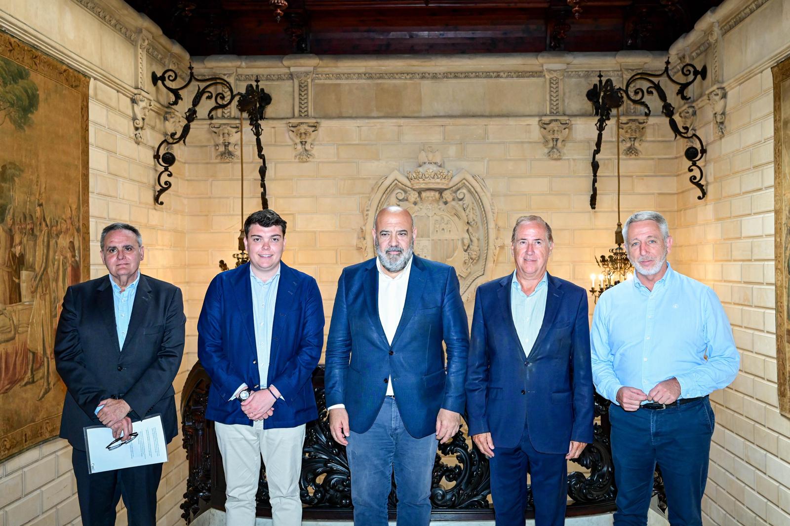 El conseller de la Mar i del Cicle de l'Aigua, Juan Manuel Lafuente, i el batle de Palma, Jaime Martínez, entre d'altres, a l'Ajuntament de Palma 